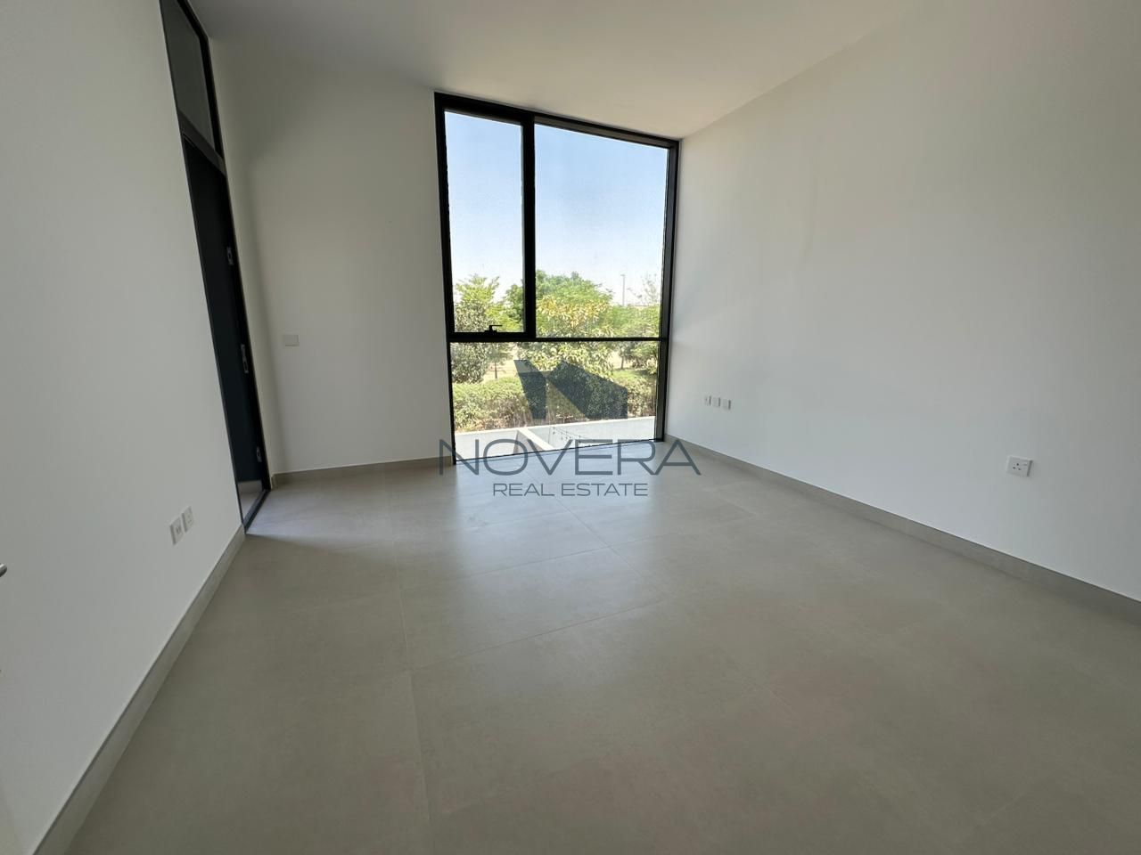 Freehold | greenery| middle unit| big size | Robinia