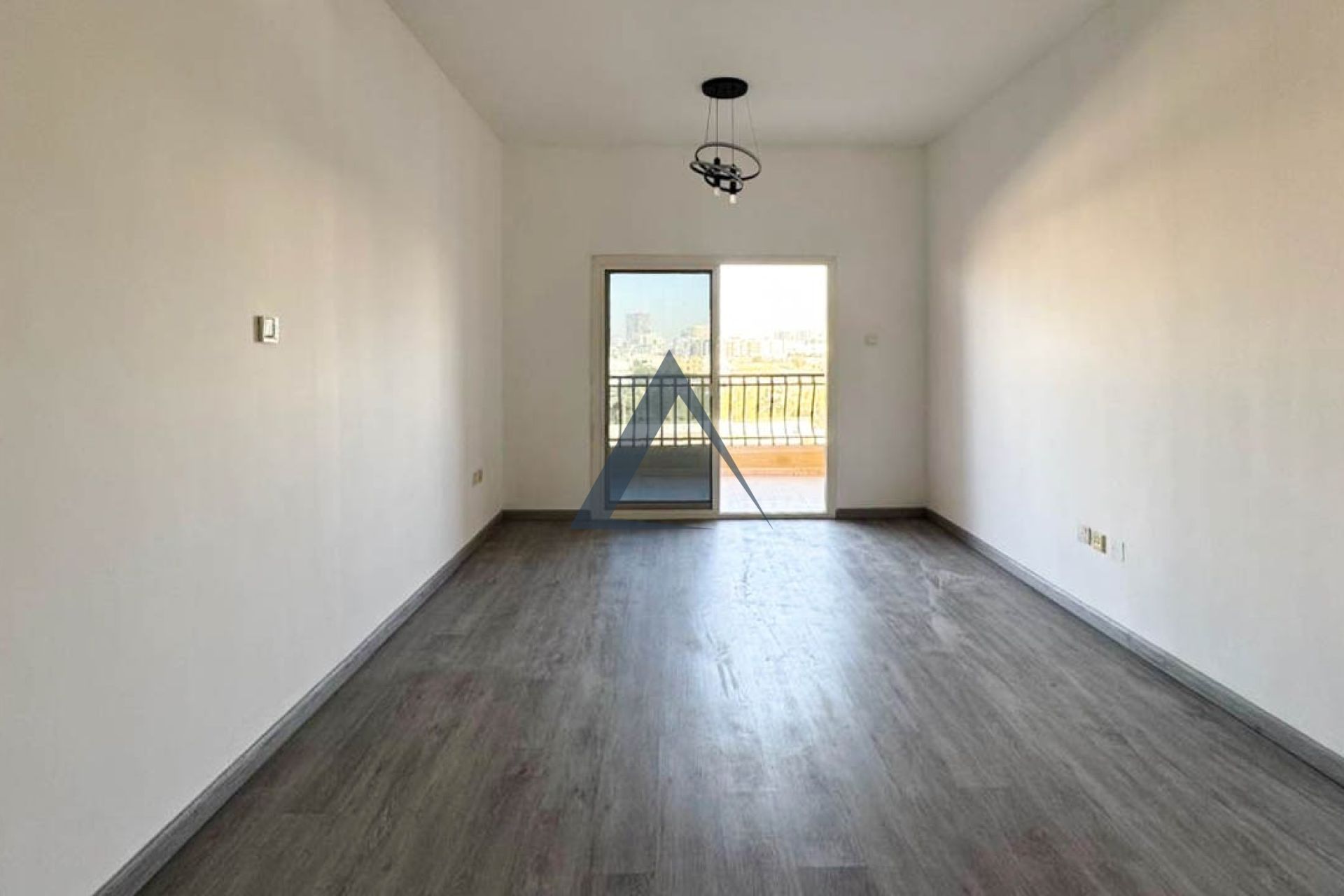 Renovated | Ready To Move | Near To Mall