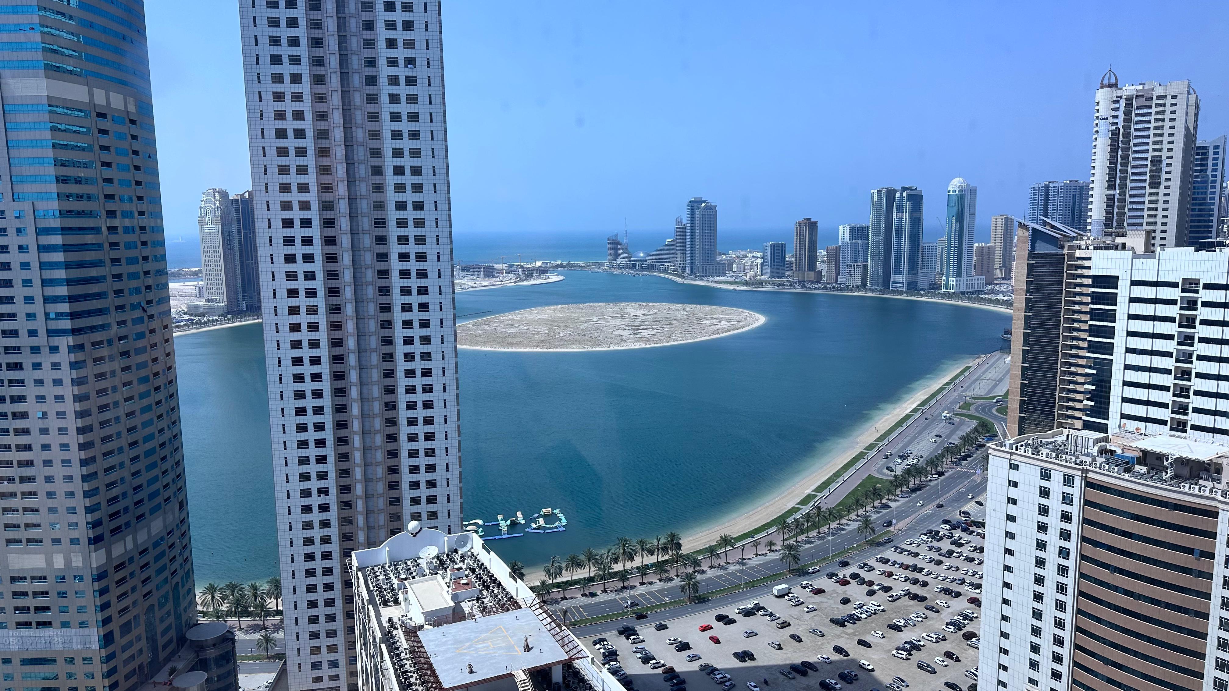 Sea view Free air conditioning, gym and swimming pool