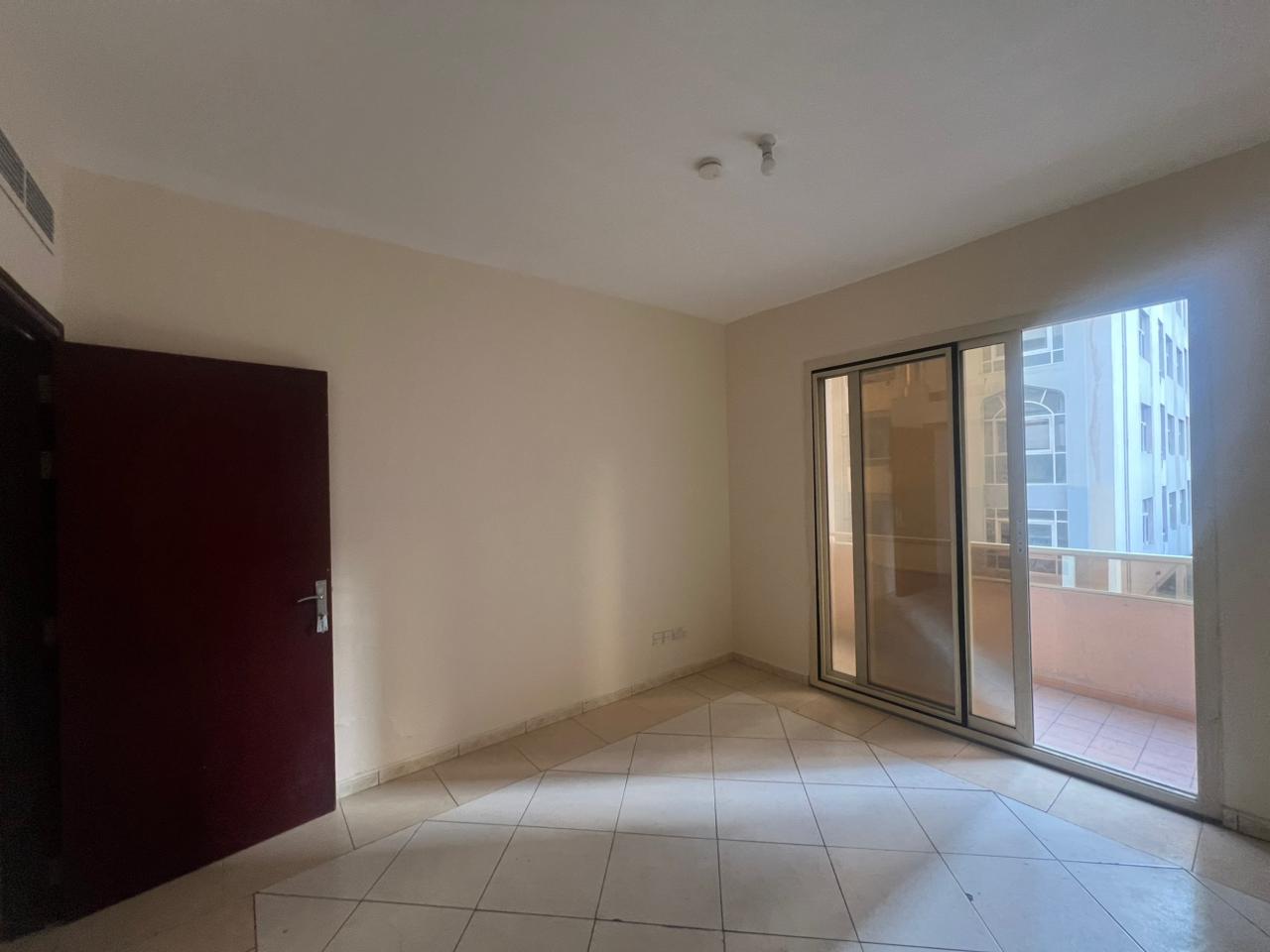 Spacious one-bedroom apartment with living room | Balcony overlooking the main street | Central air conditioning | Free maintenance | Prime location