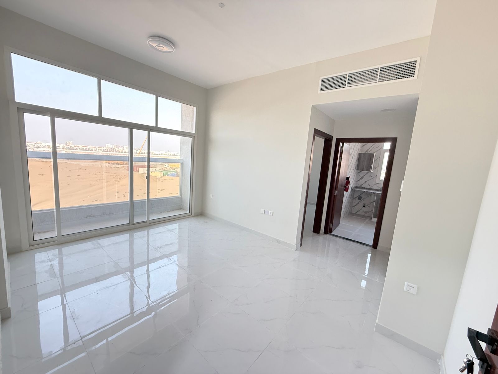 First occupancy, with 2 bathrooms and a master bedroom with a balcony. Super deluxe finishing. Excellent location.