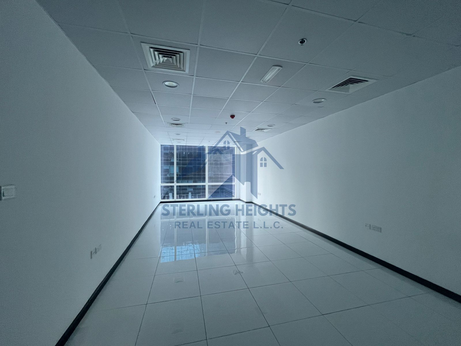 Ready / Open Layout / Private Office Unfurnished / Bright / close to Dubai Mall