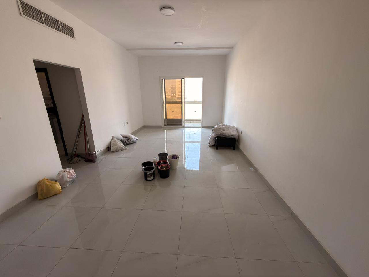 Two bedrooms and a living room, first occupancy, with 2 bathrooms and a master bedroom with a balcony and open view. Luxurious finishes.