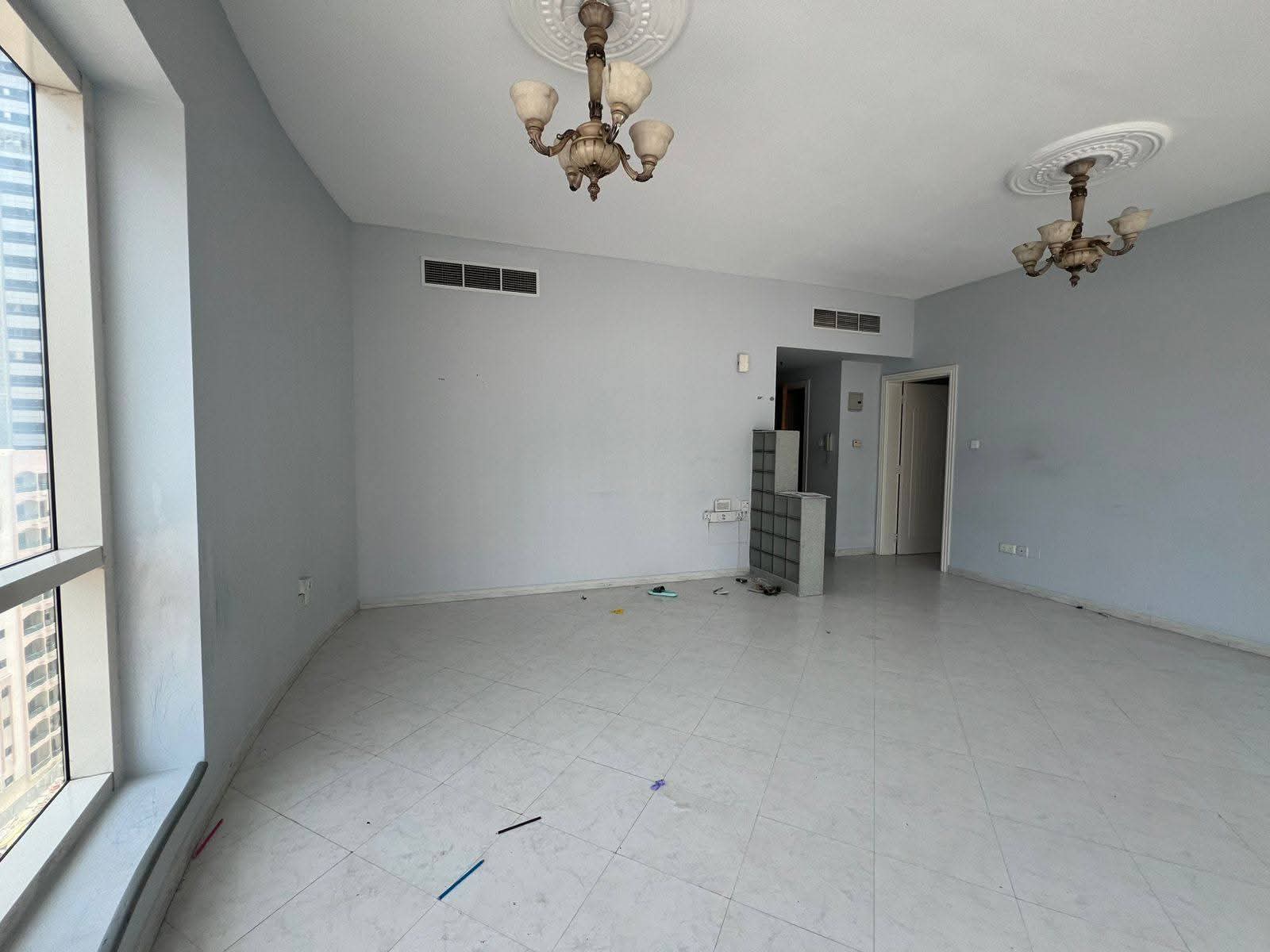 1-bedroom apartment with a living room available in Al Majaz 3 area. Prime location close to the Corniche. Spacious areas. Free air conditioning