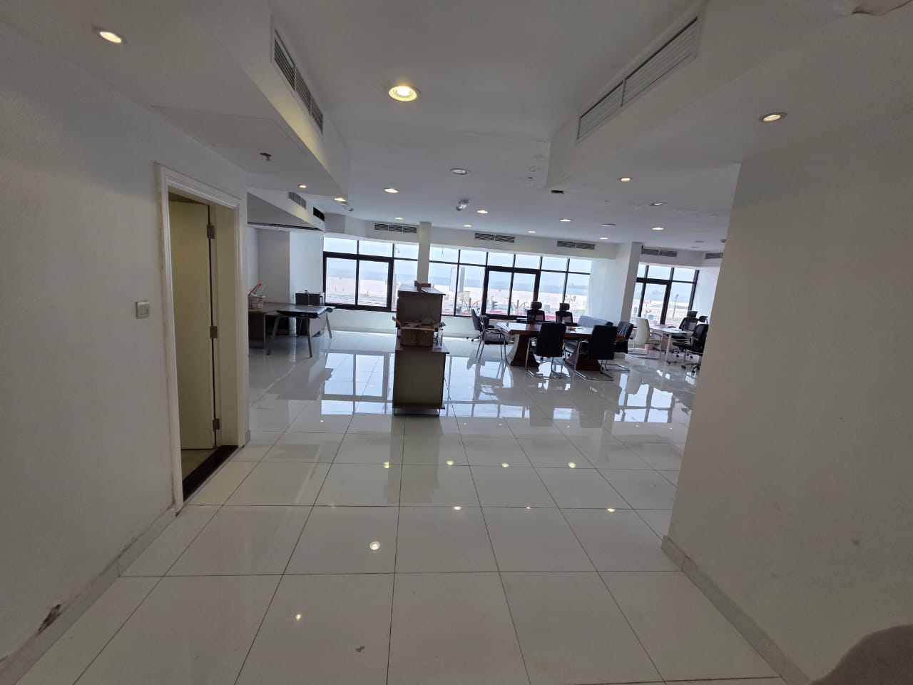 Commercial office - Prime location - Ajman Corniche - First row from the sea