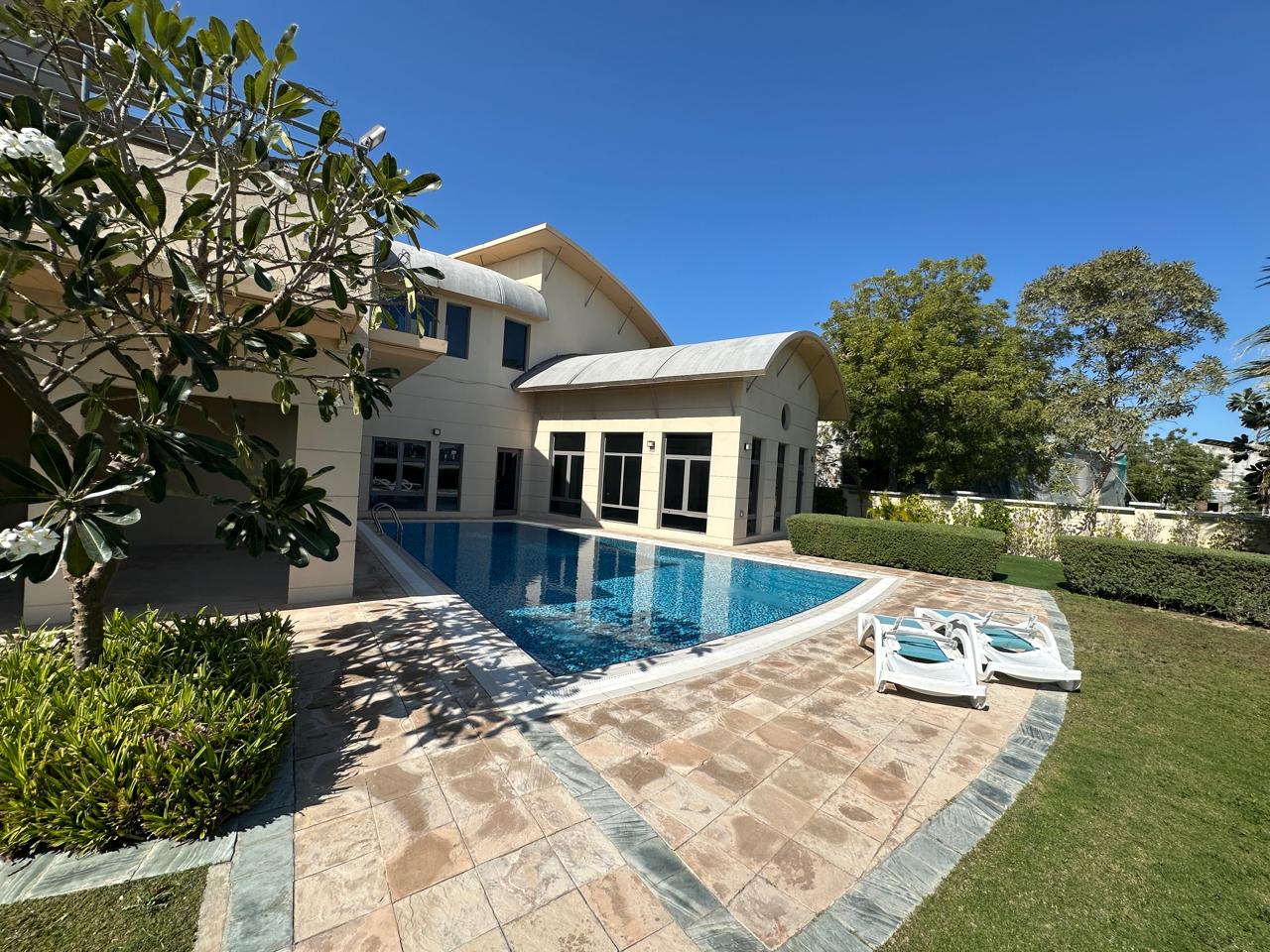 Spacious 6 BR Villa in Palm Jumeirah Frond M, Family Haven