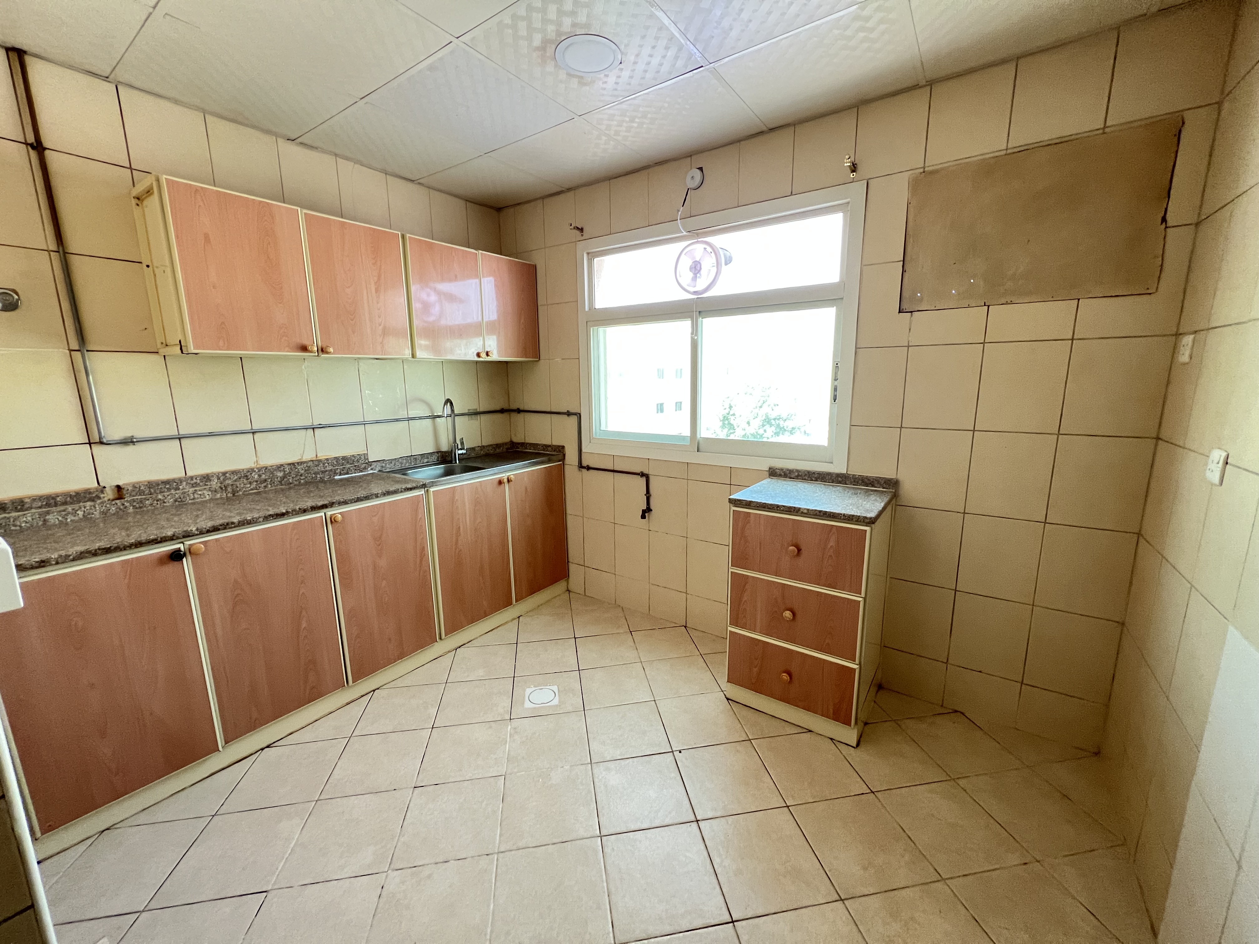 Amazing offer 1bhk separate hall main road side building price 32k