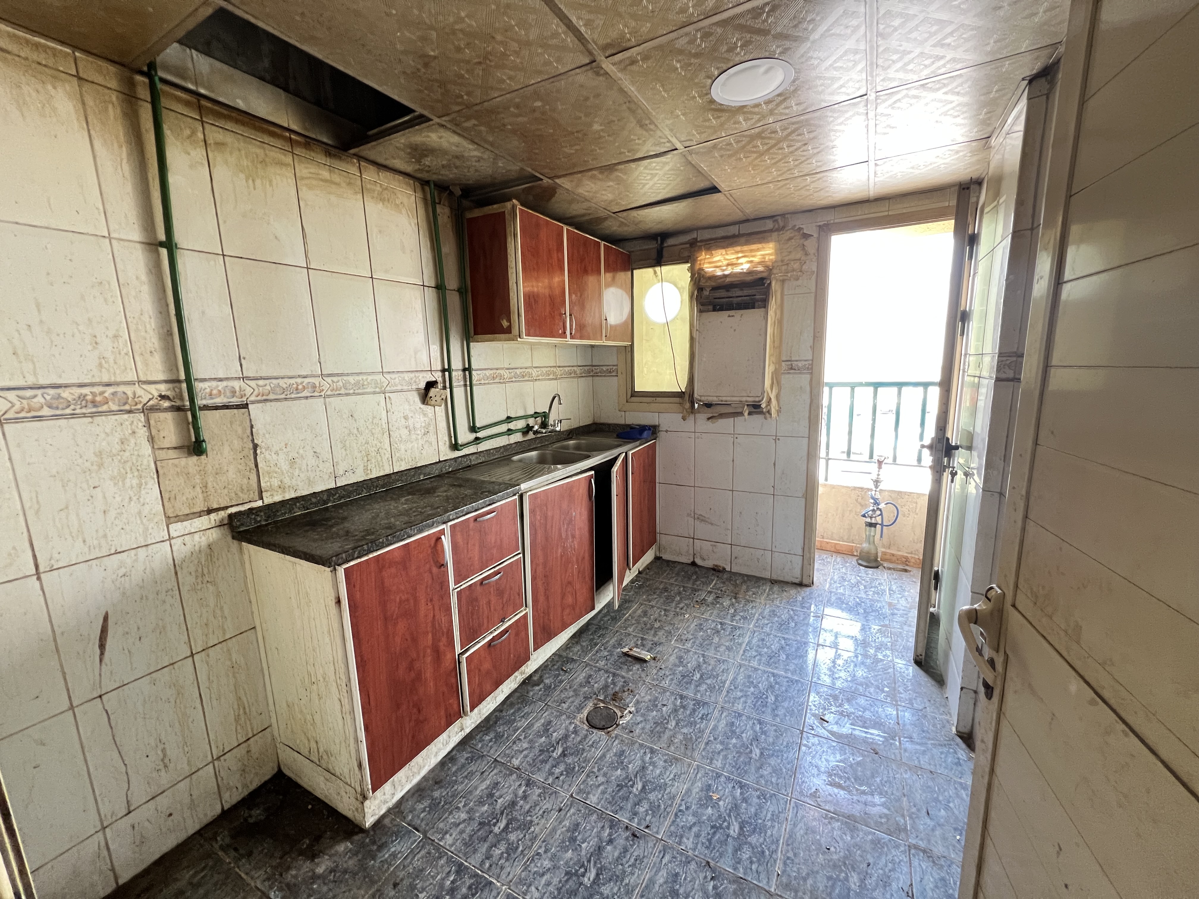 Hote offer 1bhk with balcony Bulding main road side price 27k