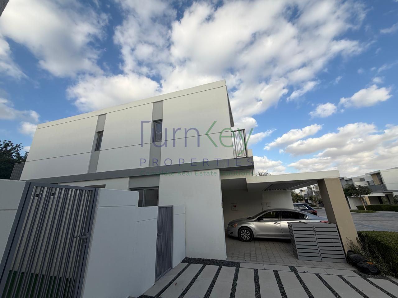 Middle Corner | close to amenities 4BR + Maid