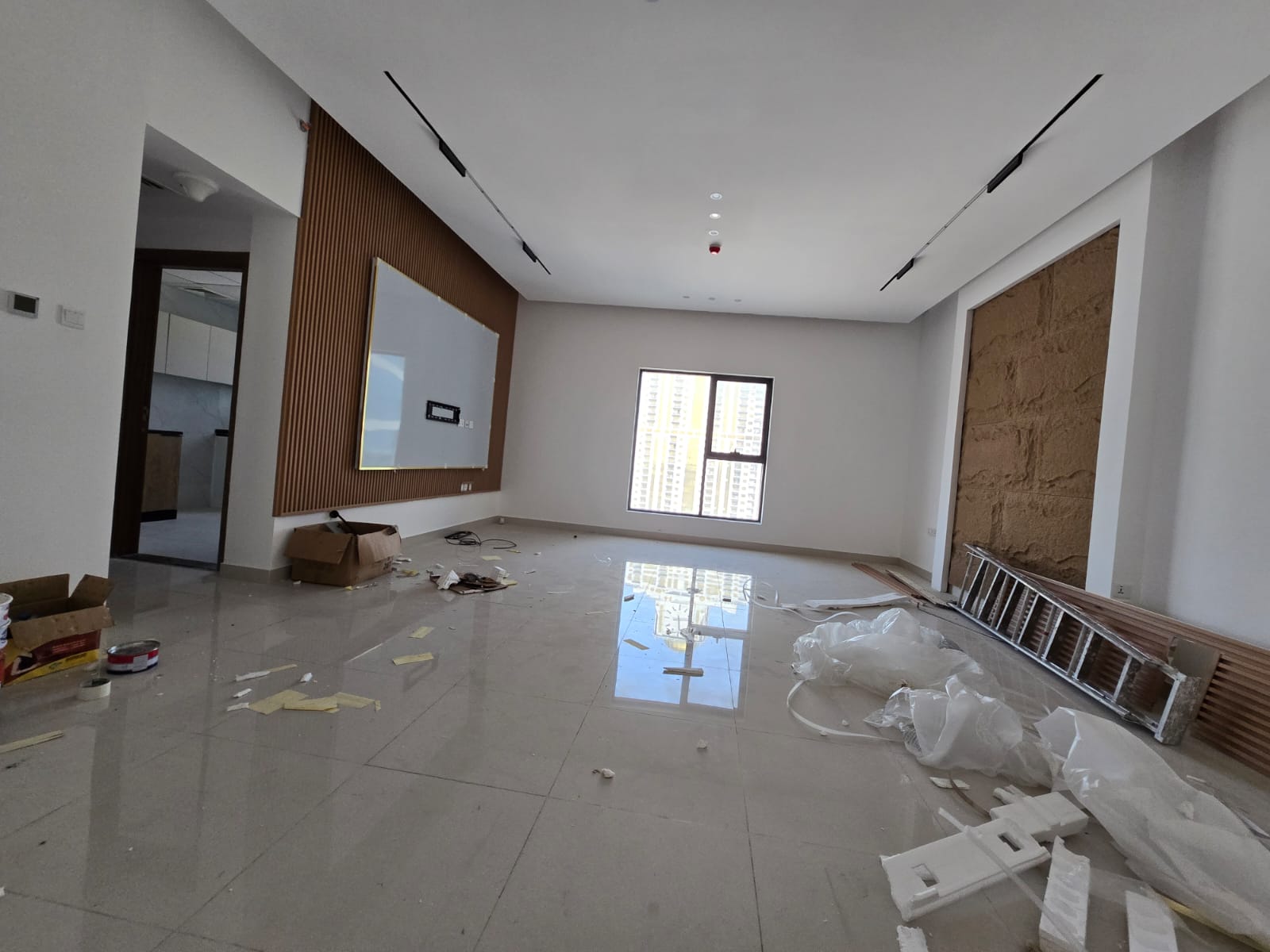 Largest apartments, first occupancy, three bedrooms, external terrace, central air conditioning, maintenance paid by the owner, card access system.