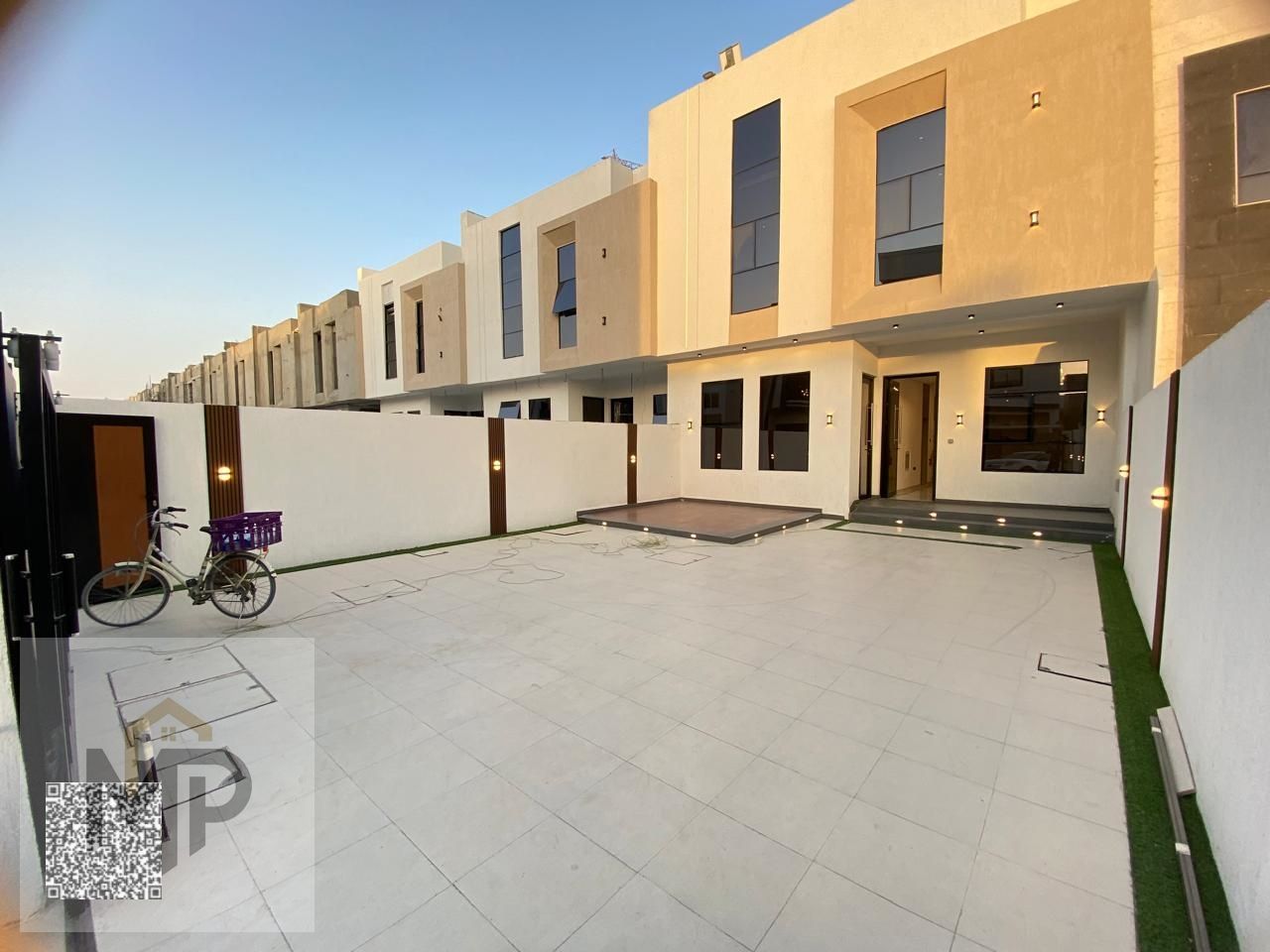 For rent, a luxury villa with a modern design, high-end finishes, and a garden, at a special price. An exceptional opportunity