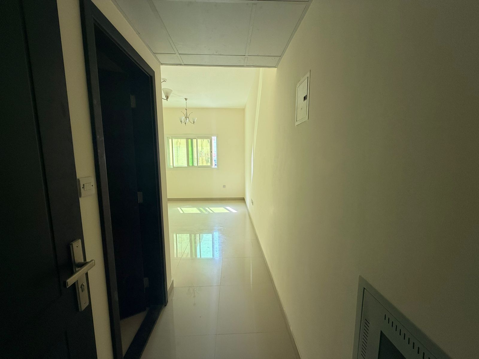 New building / First occupancy / One bedroom and living room / Central AC / No deposit required.