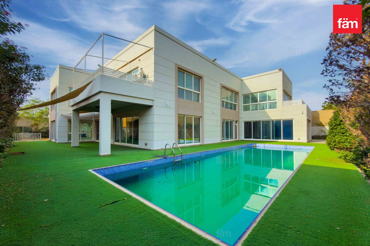 Modern Villa With Nearby Schools & Amenities
