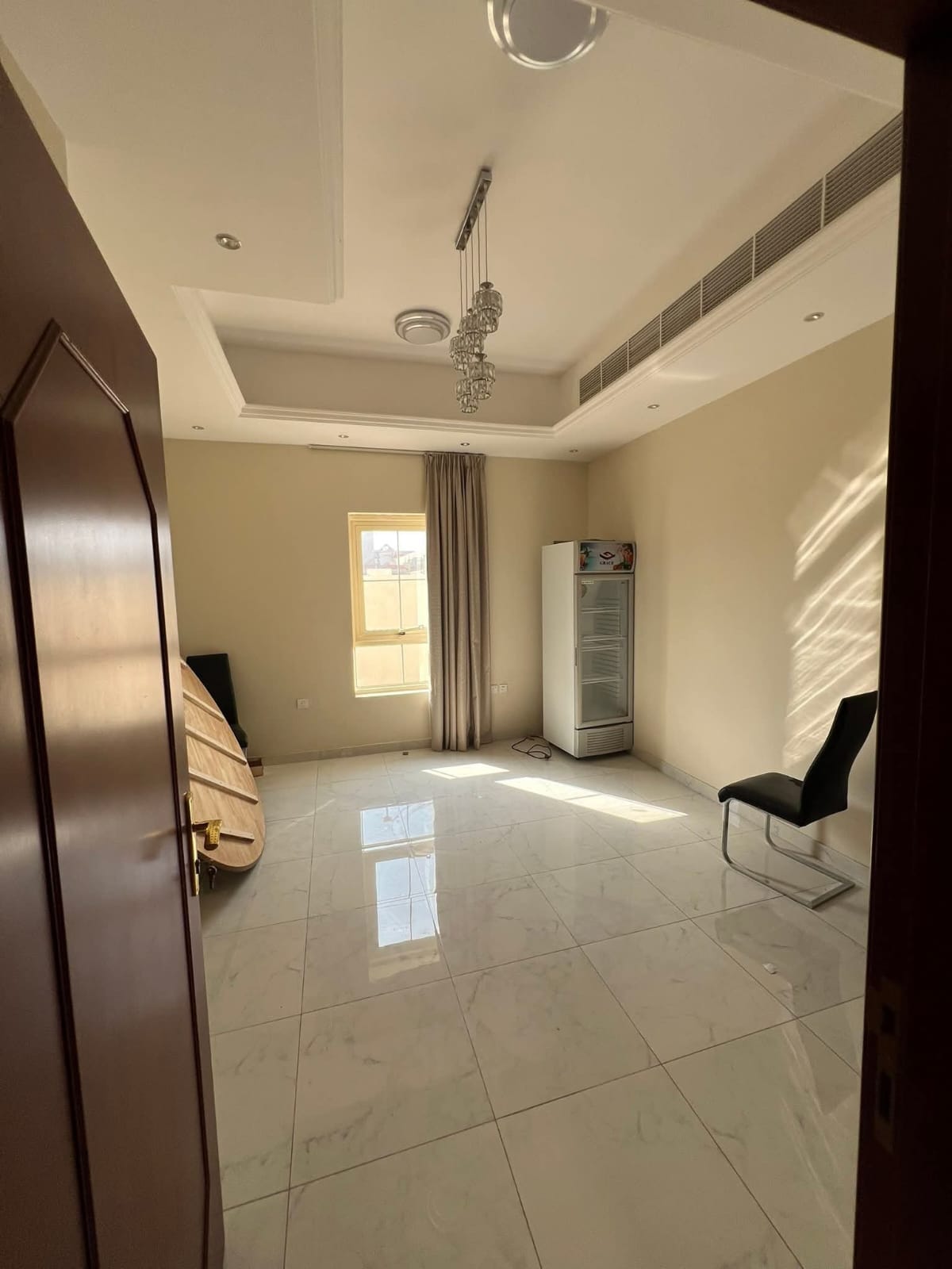 Luxury Villa for Rent – Al Rawda 2 | Ajman Perfect for Large Families or Premium Living Property Details: 6 Spacious Bedrooms 3 Large