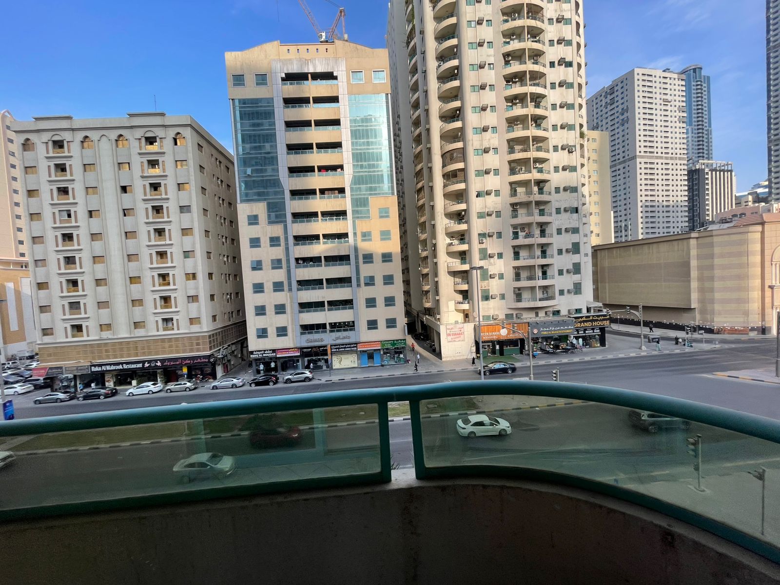 The most beautiful three-bedroom apartment with living room, spacious layout, free air conditioning, open view, balcony, close to all services, near D