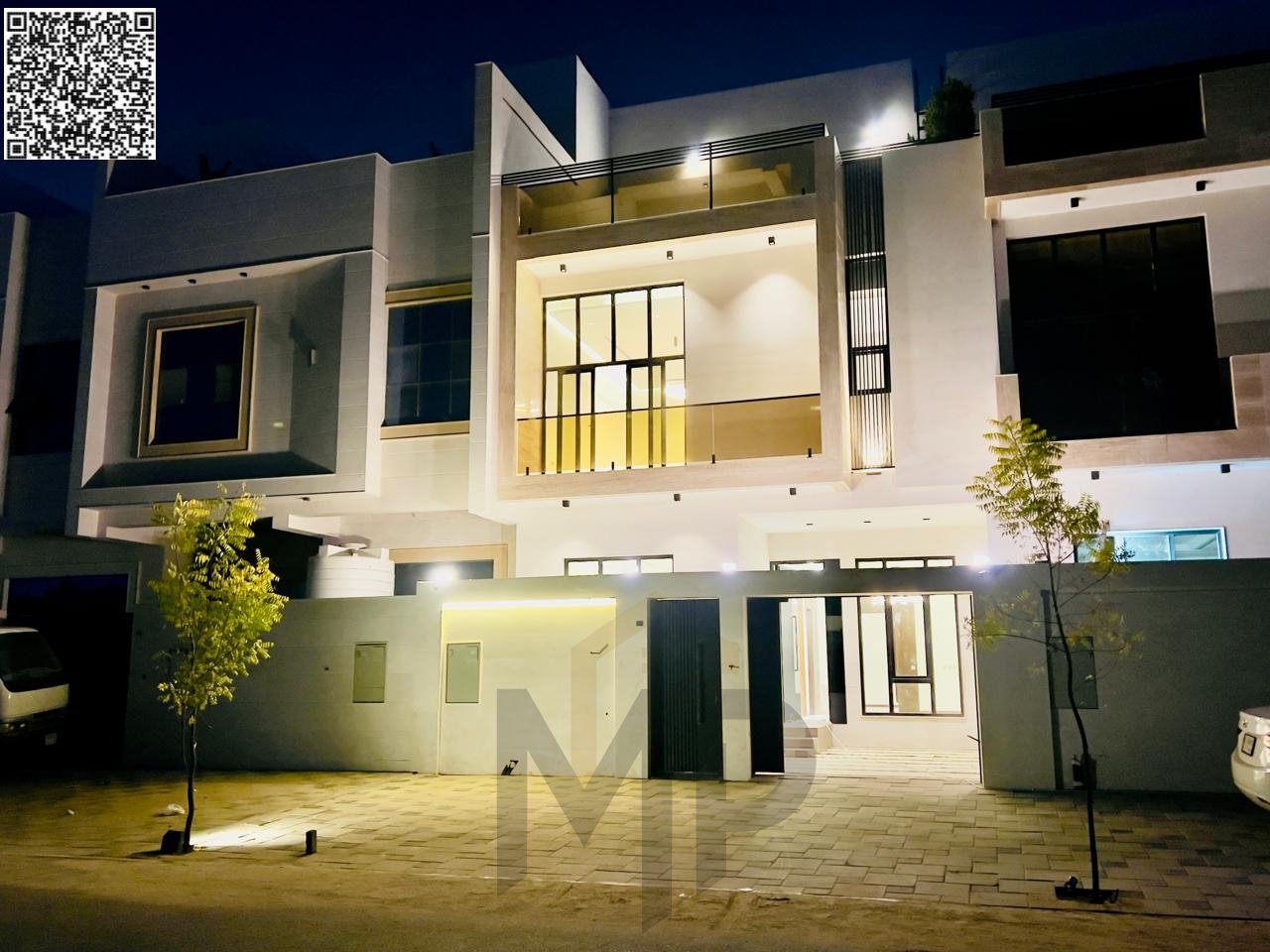 Luxury townhouse villa for sale in Ajman Al Yasmin, including registration fees. Super deluxe finishing. The villa is in an excellent location on the