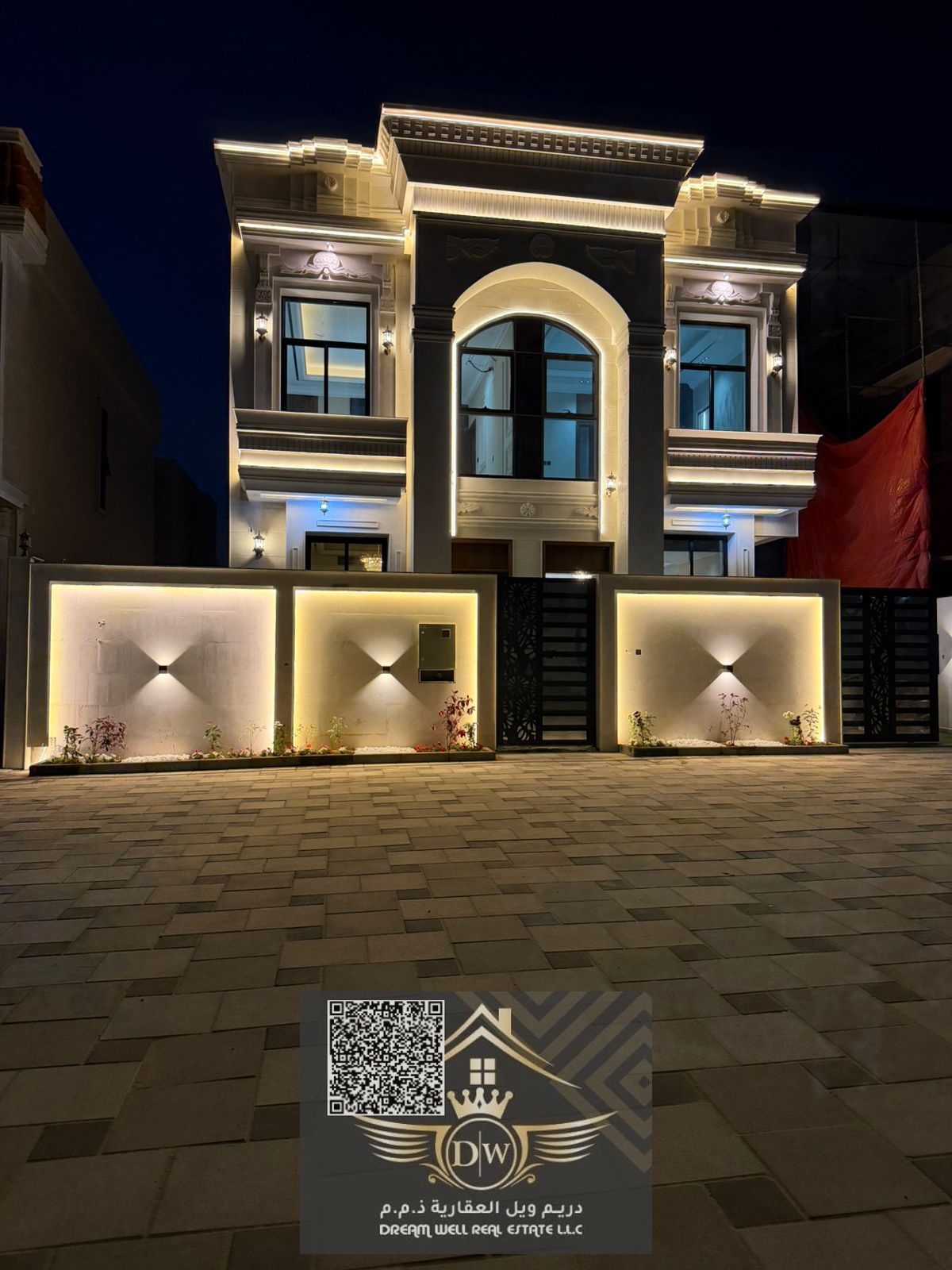 Five bedrooms luxury villa on a very good location with huge parking and roof