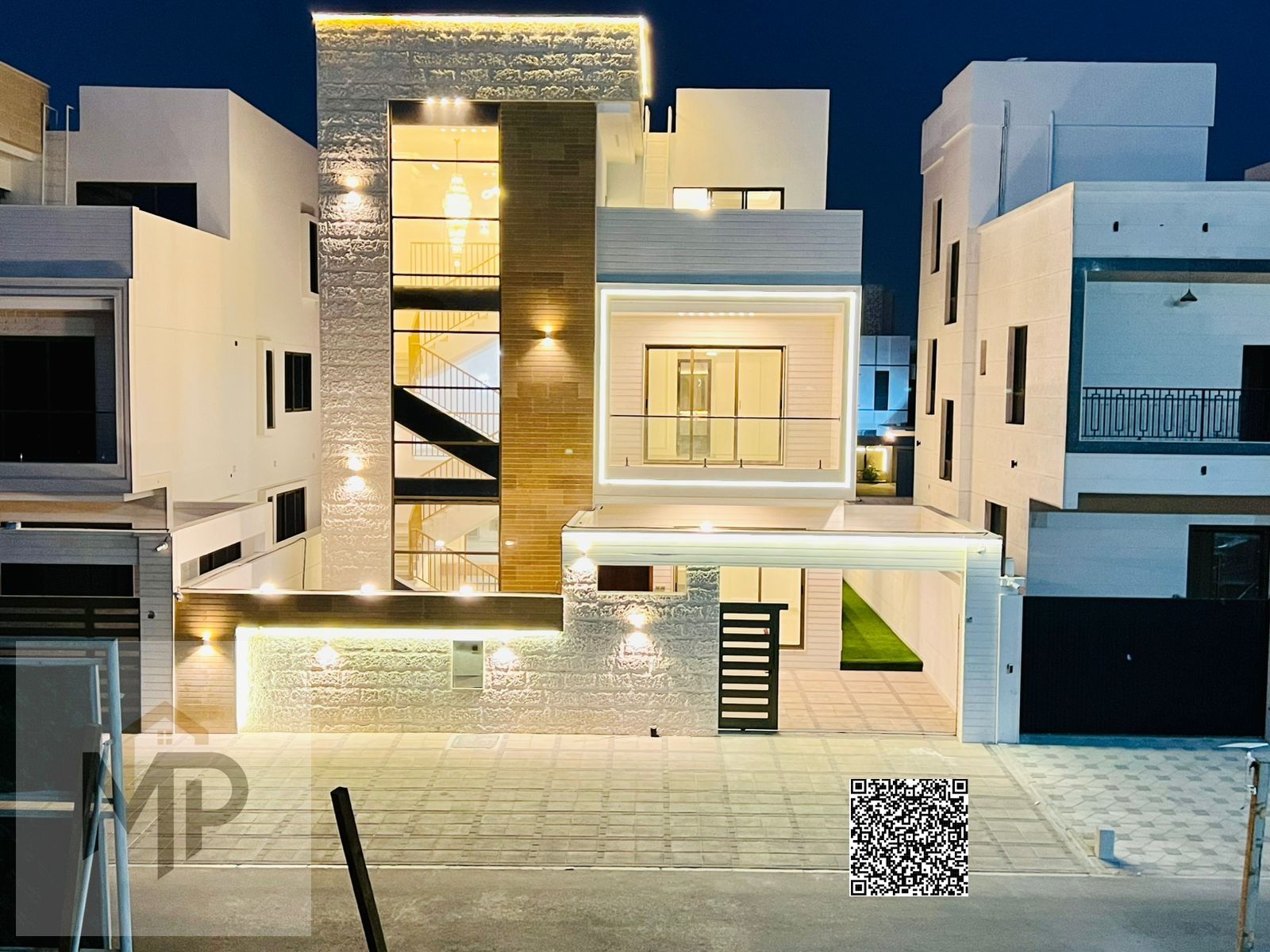 Villa for sale - two floors and a roof terrace - with a large yard and a negotiable price. Located near Sheikh Mohammed Bin Zayed Road.
