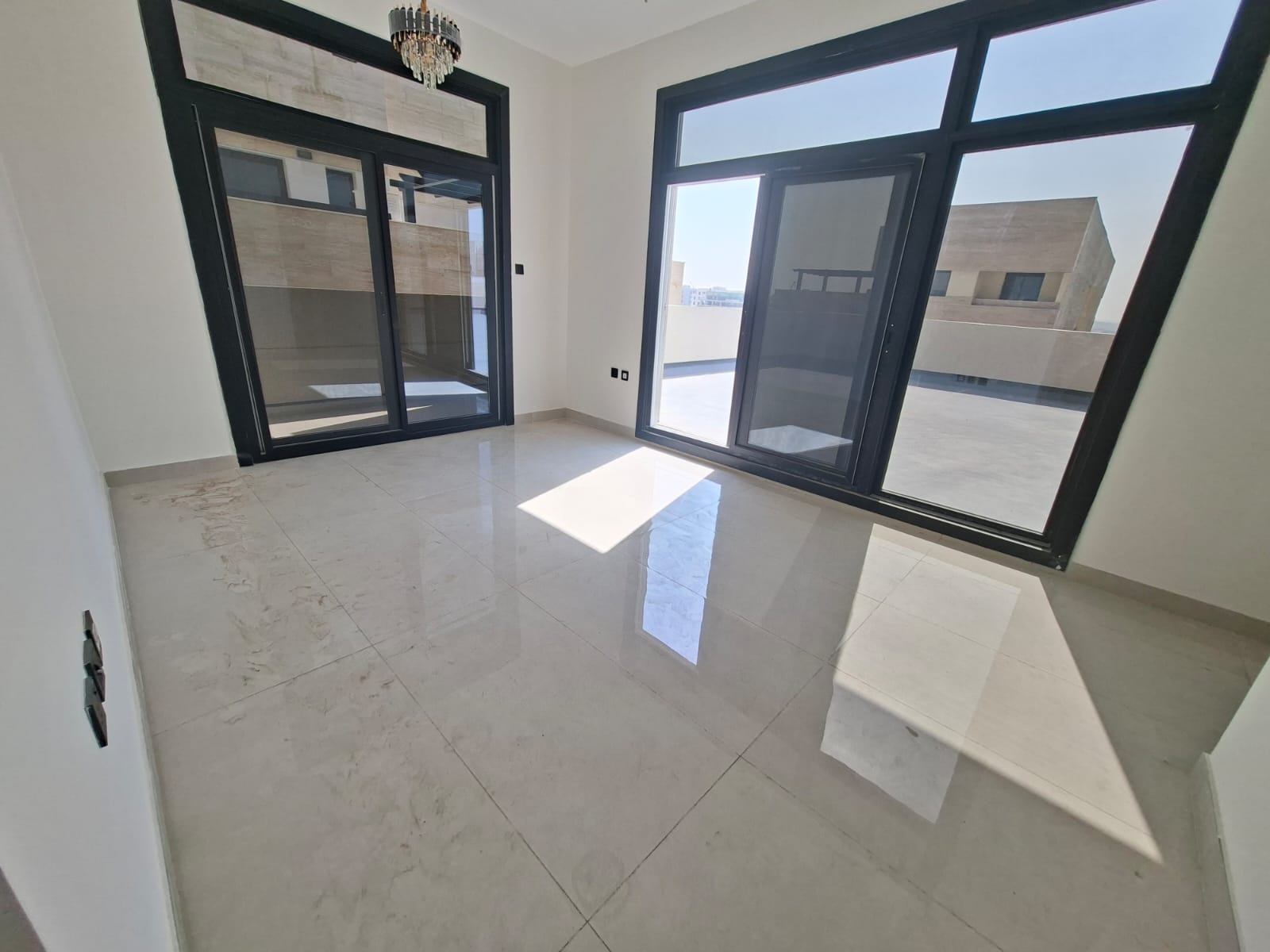 Lxury and brand new apartment with balcony with saprt roof prim location sharja