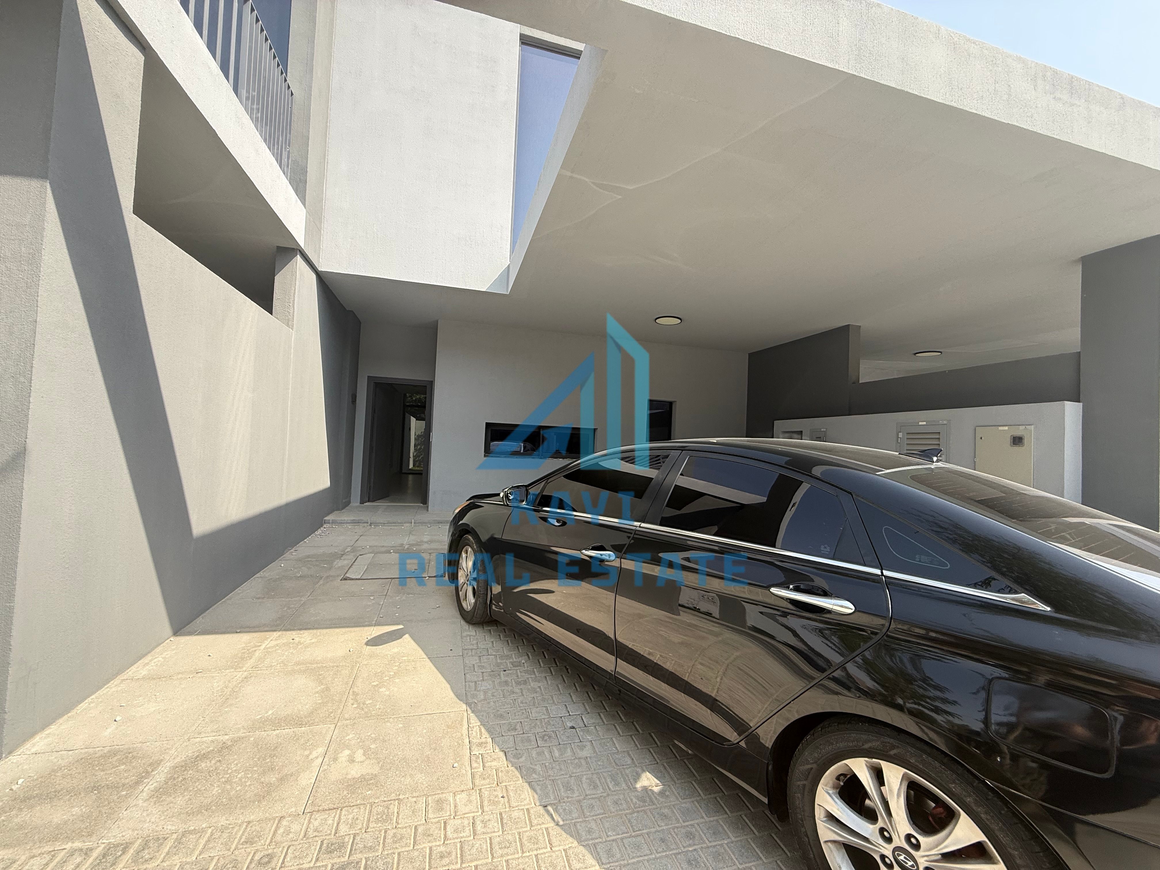 luxury 3 BHK Townhouse mide unit In gated community