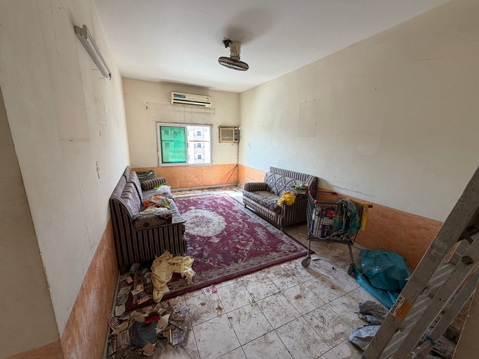 One bedroom and living room for annual rent. Second row from the Corniche. One bathroom with balcony.