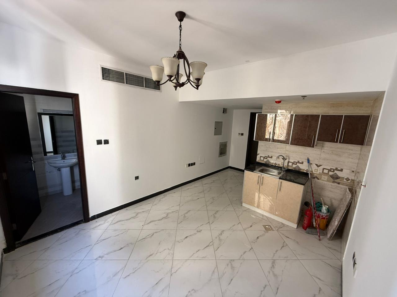 Studio apartment in a prime location with central air conditioning, suitable for families. Regular maintenance is provided by the owner. Close to amen