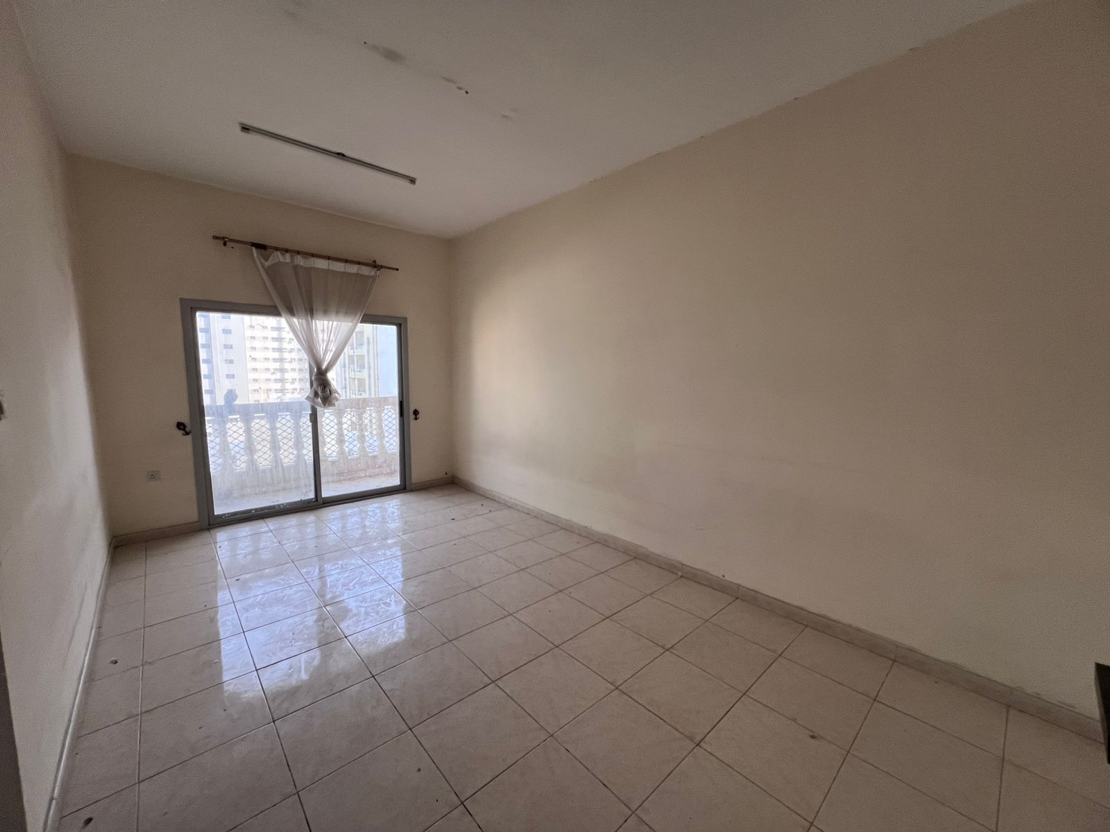 One bedroom and living room, central air conditioning, very easy payment plans, family building, maintenance included, close to services