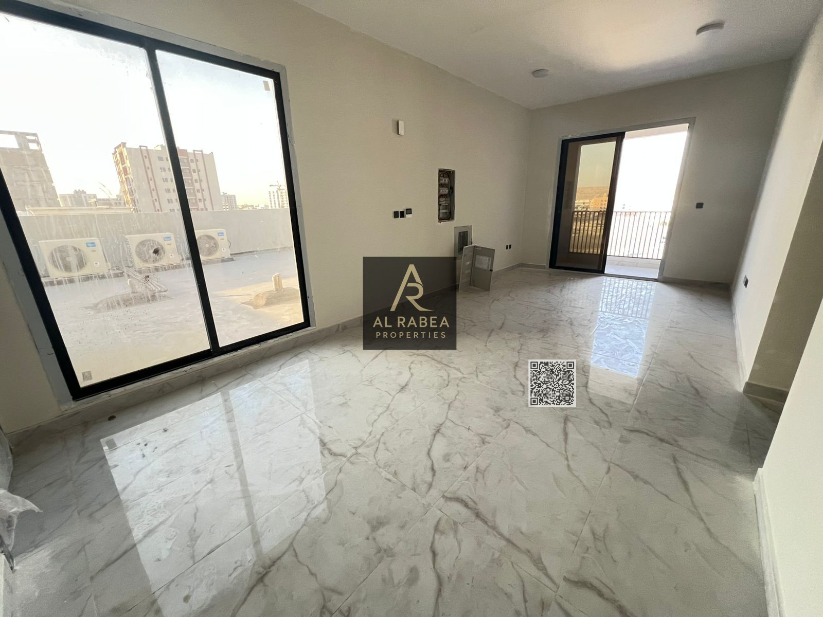 First tenant - Private roof - Easy access to Duabi