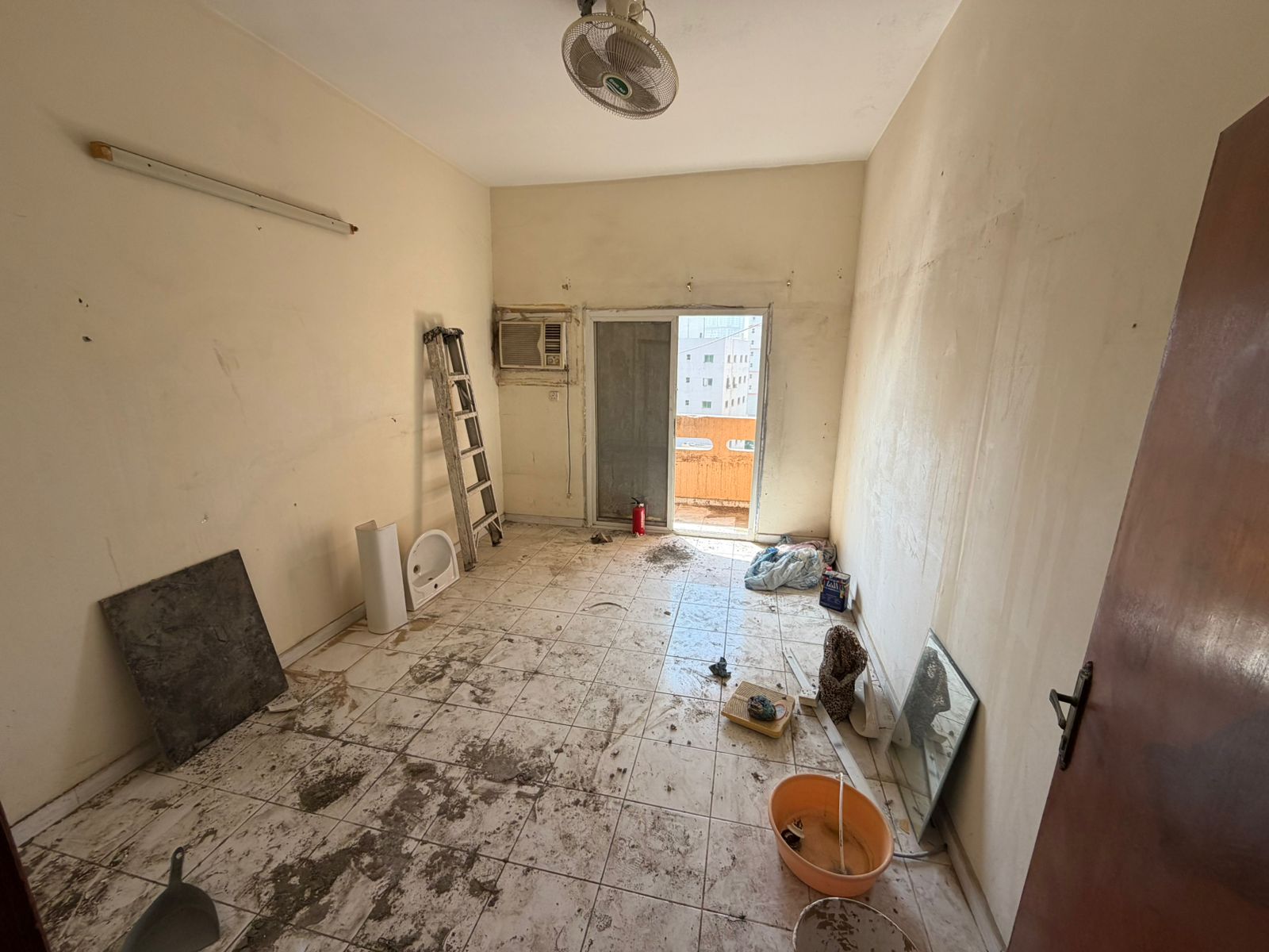 One bedroom and living room at the lowest prices, family building, regular maintenance by the owner, close to services.