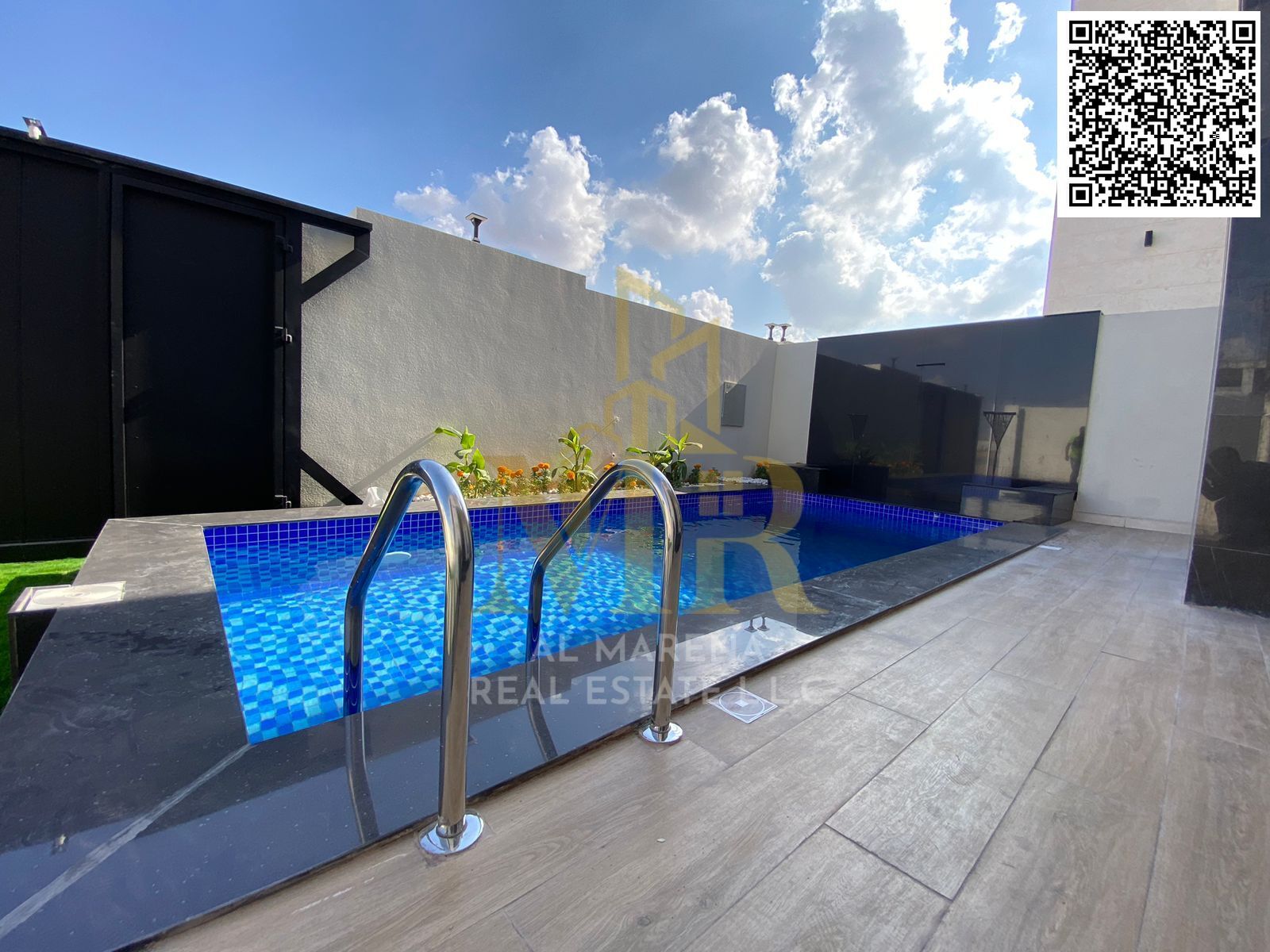 Modern villa with a spacious design, including a swimming pool (fees included), prime location.