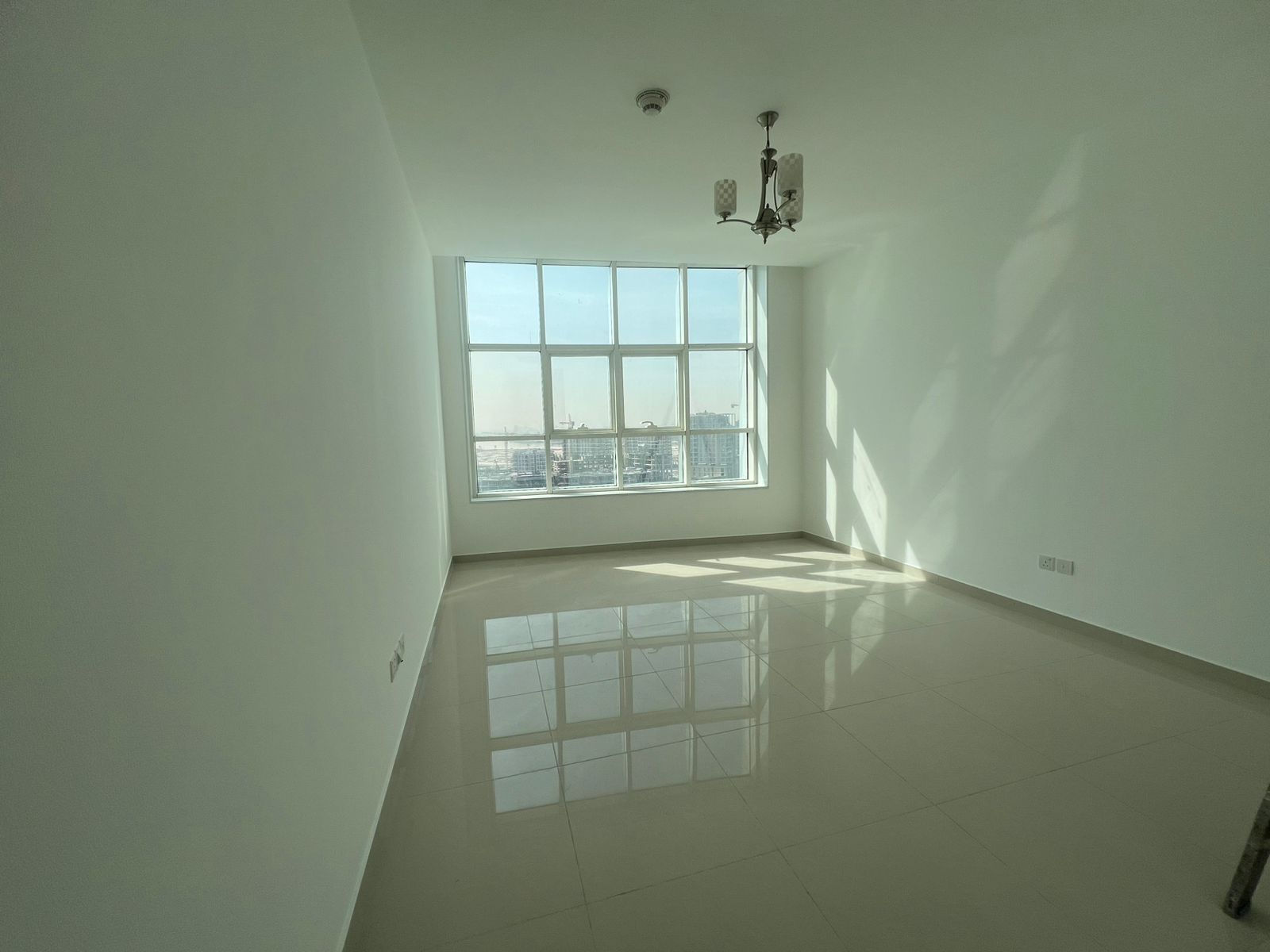 Free parking, children's playroom, master bedroom