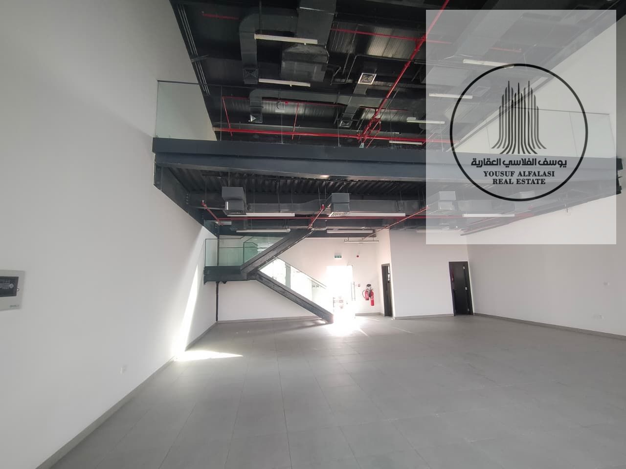 Showroom on a new street, first occupancy, 2650 square feet.