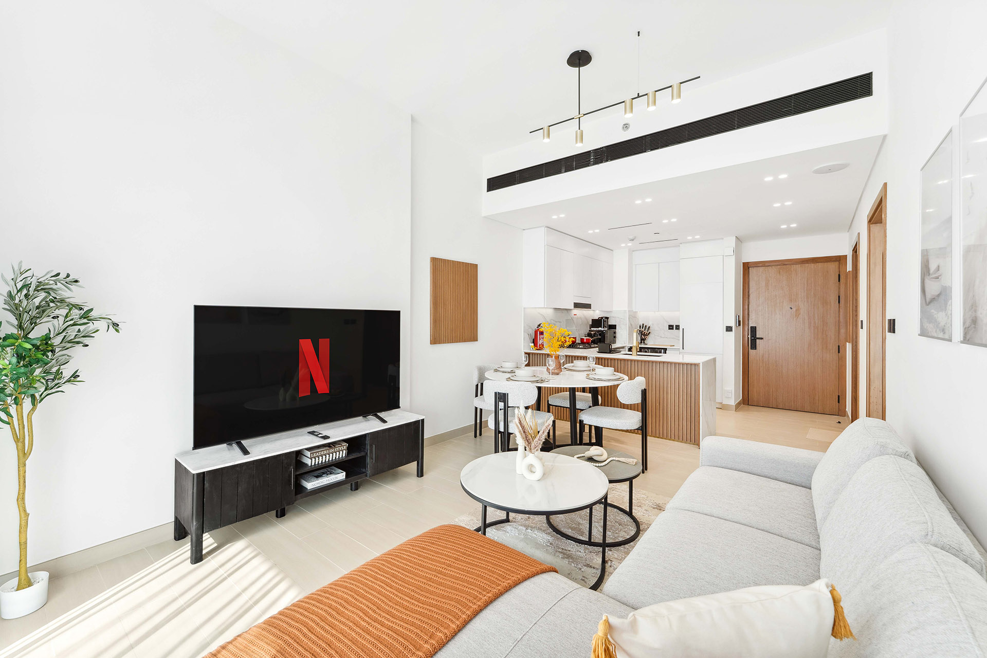 Modern Elegant | Bills included | 15 Min to Marina