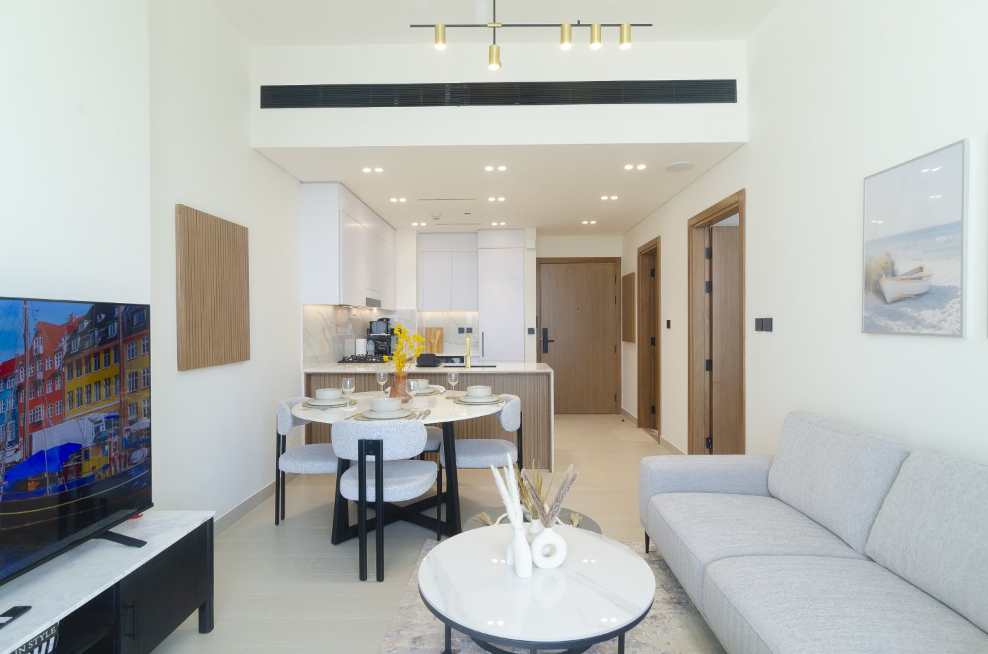 Modern Elegant | Bills included | 15 Min to Marina