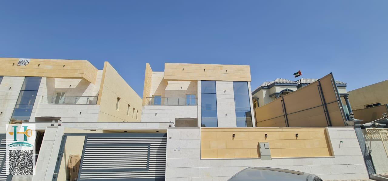 Villa for sale in Mahat 3 modern design, land area 5000 feet, two large kitchens, five rooms, two salons and a maid's room, outdoor bathroom and extra outdoor storage, central air conditioning and modern decorations. The villa is two years old. The villa