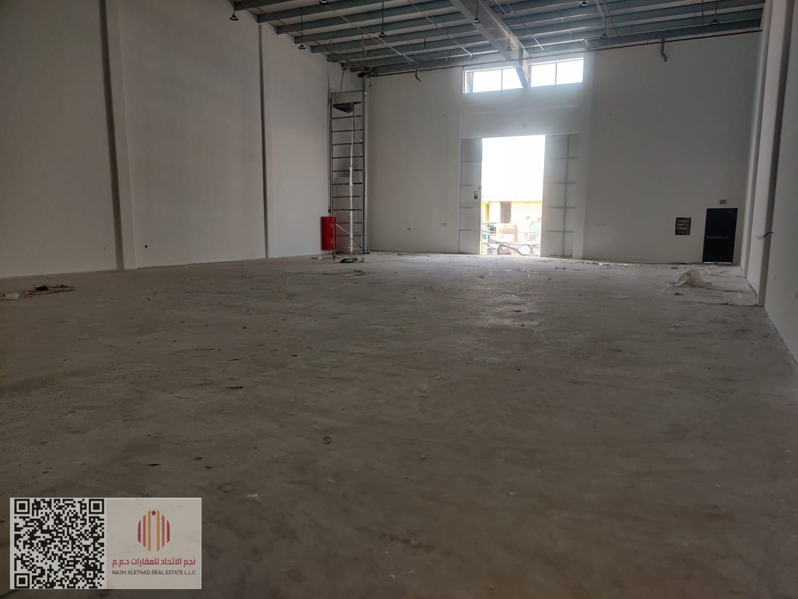New warehouses first occupancy, featuring a modern and practical design. The property includes front and rear access, allowing smooth movement and eas