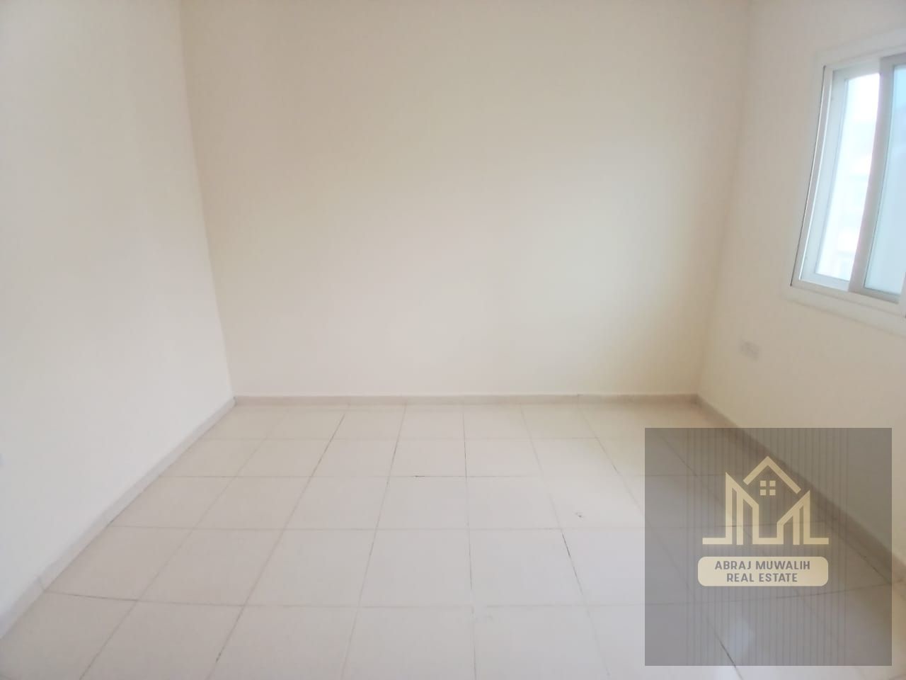 Ready to move apartment available prime location near safari Mall