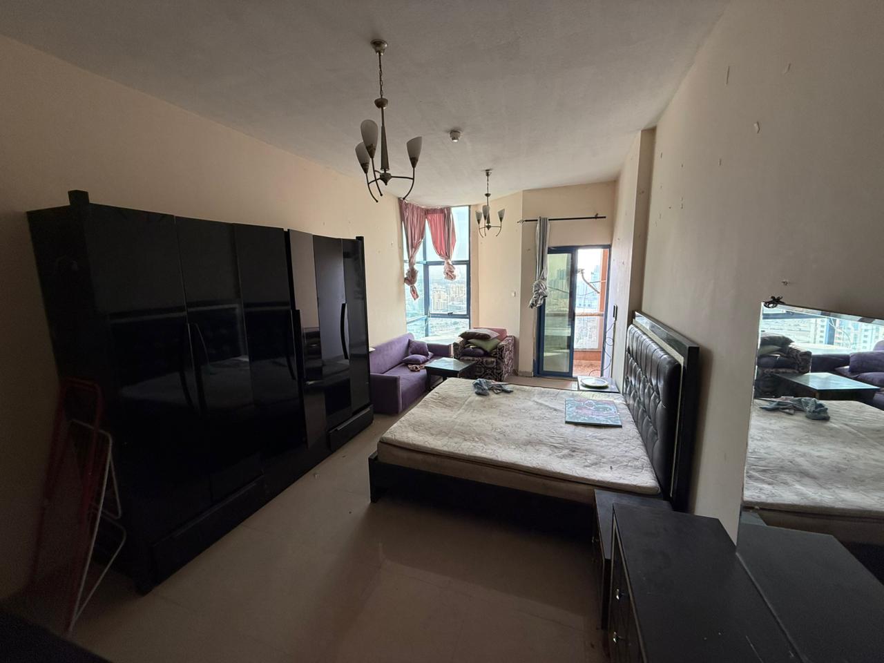 Luxury studio apartment in a prime location, very clean tower, with a balcony offering an open view, at a very special price.