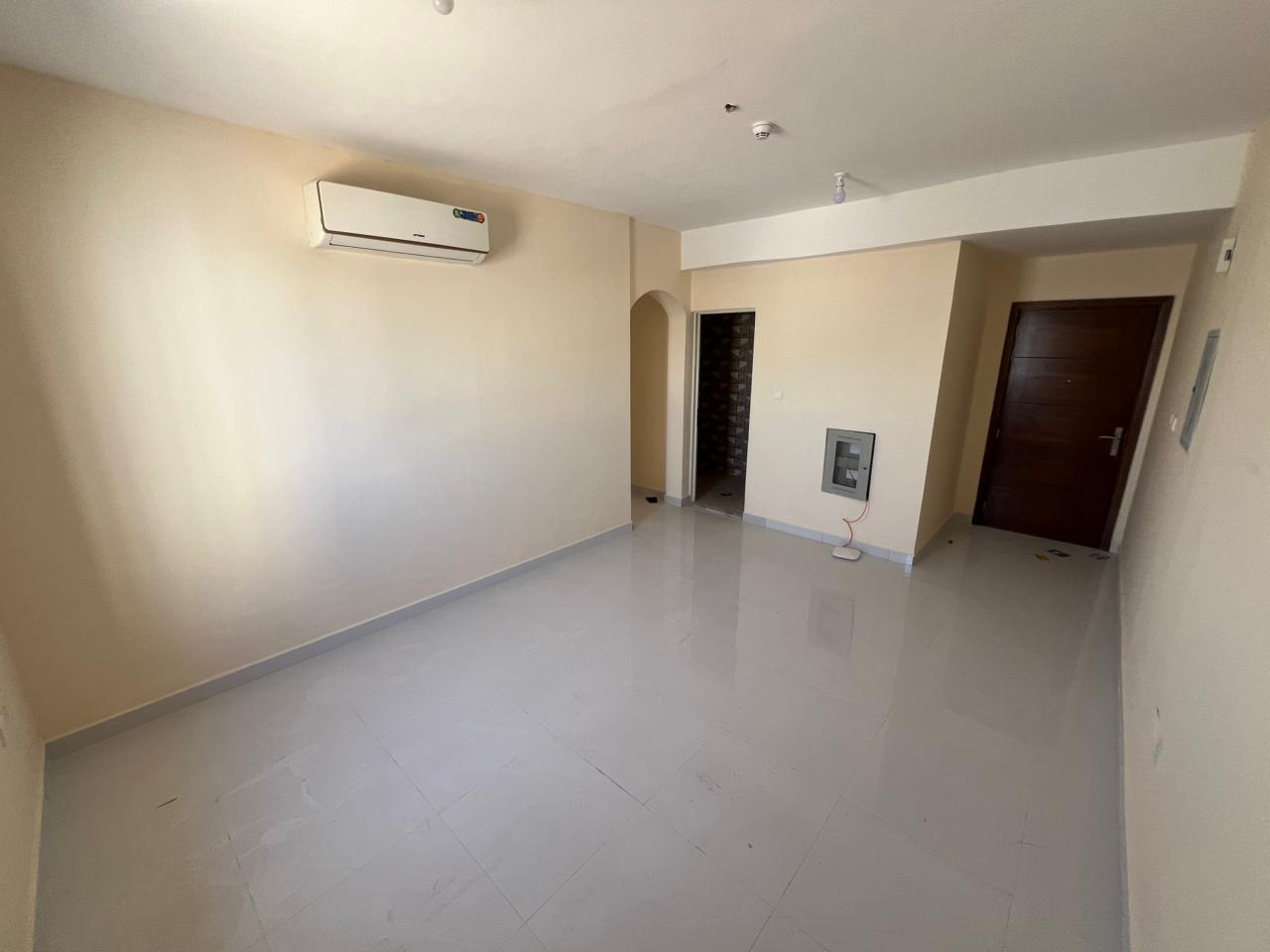 One-bedroom apartment with living room for staff sharing in Al Jurf 3, behind the Chinese Market, with split AC and maintenance covered by the owner,