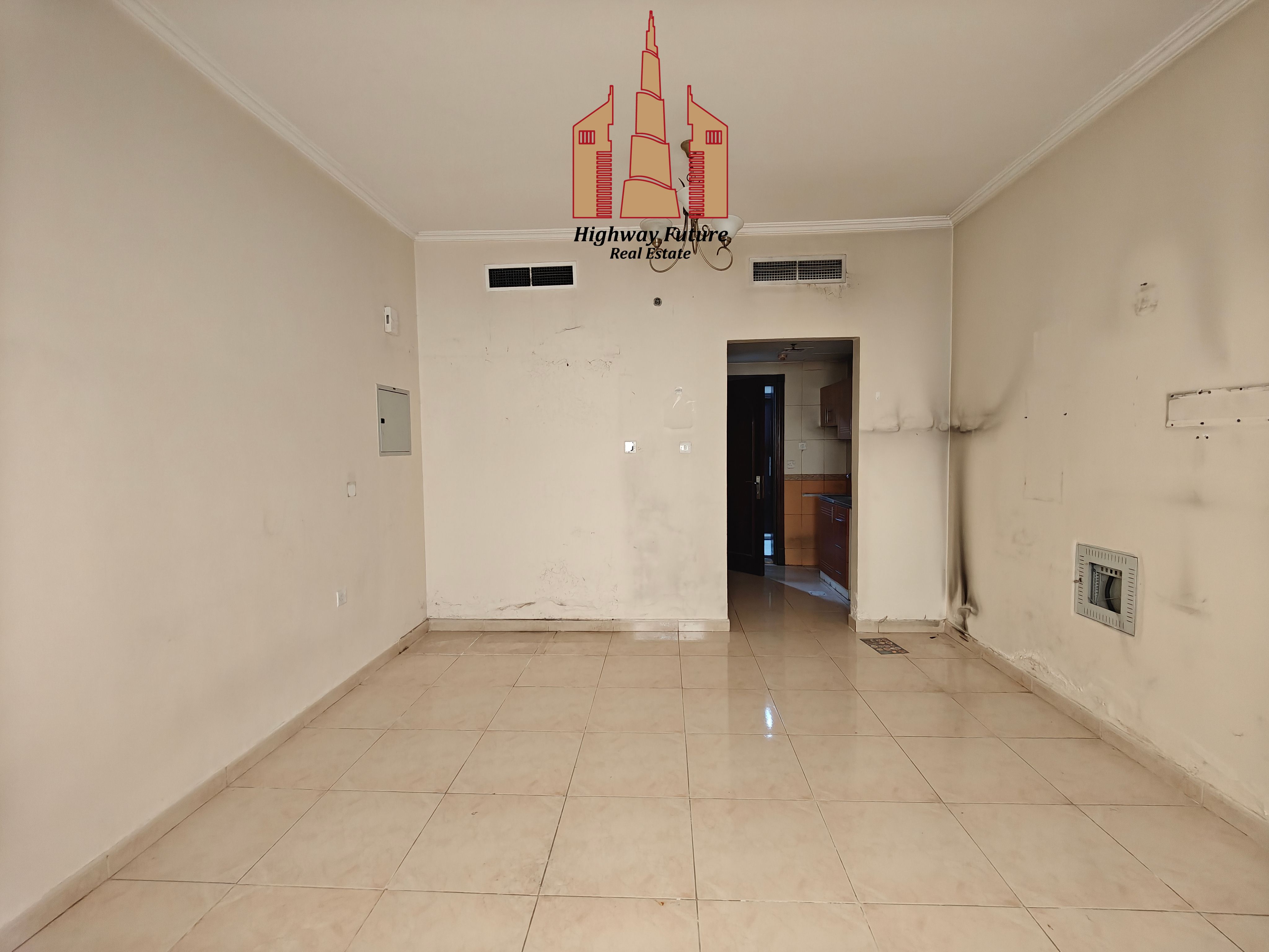 READY TO MOVE FLAT ON PRIME LOCATION CLOSE TO SAFARI MALL