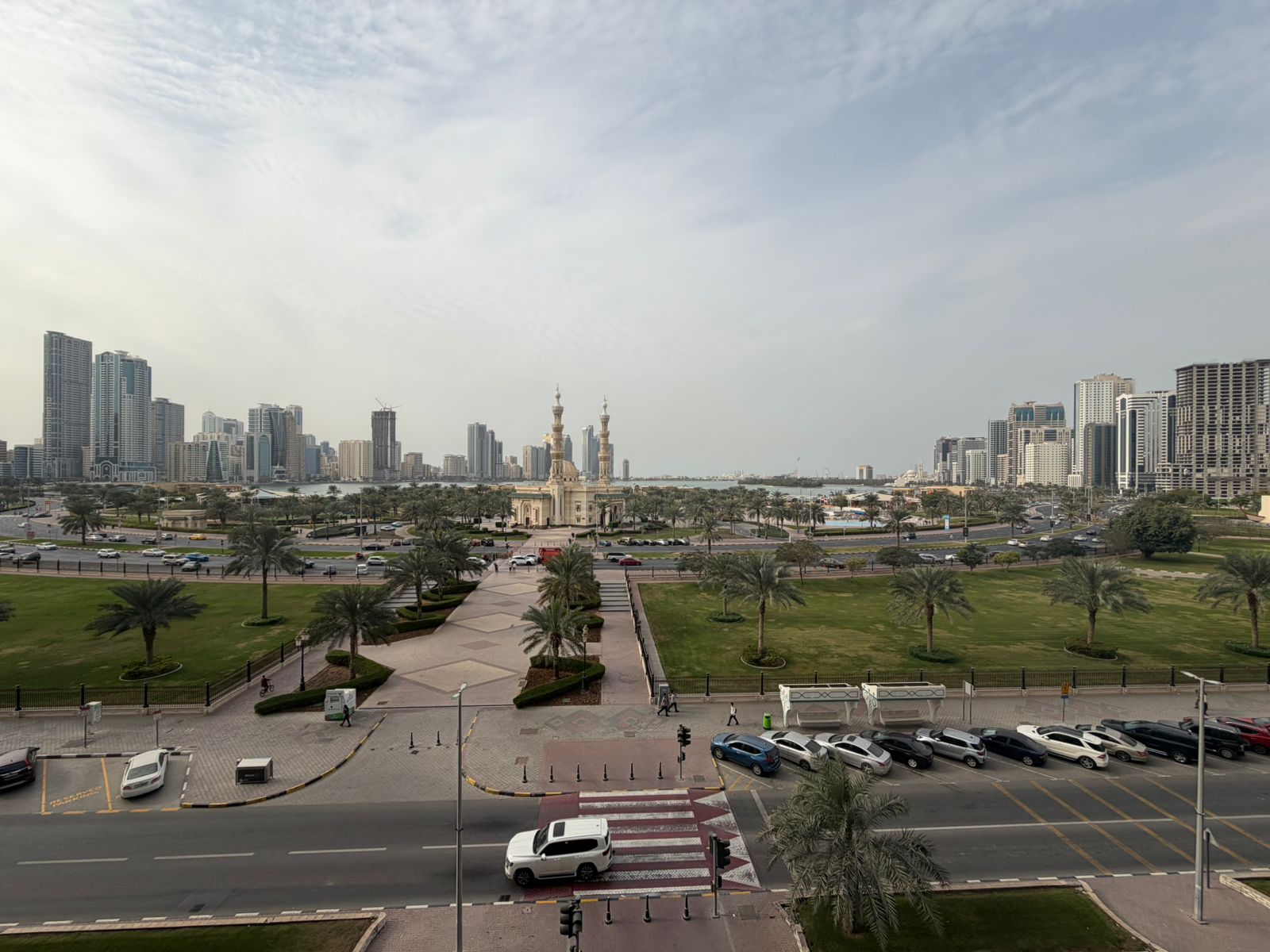 Dos balcones con vistas abiertas al parque Al Majaz, armarios empotrados, trastero, aire acondicionado central distribuido por todas las estancias, am