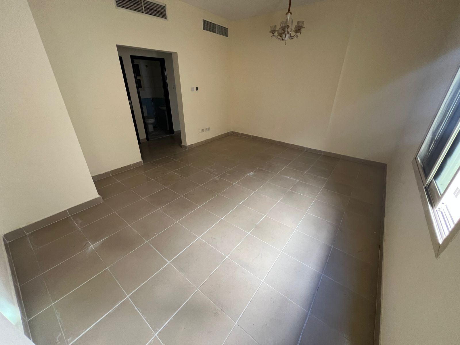 We have an excellent offer today: three bedrooms and a living room at an unbelievable price, in a prime location, with three bathrooms and spacious ar