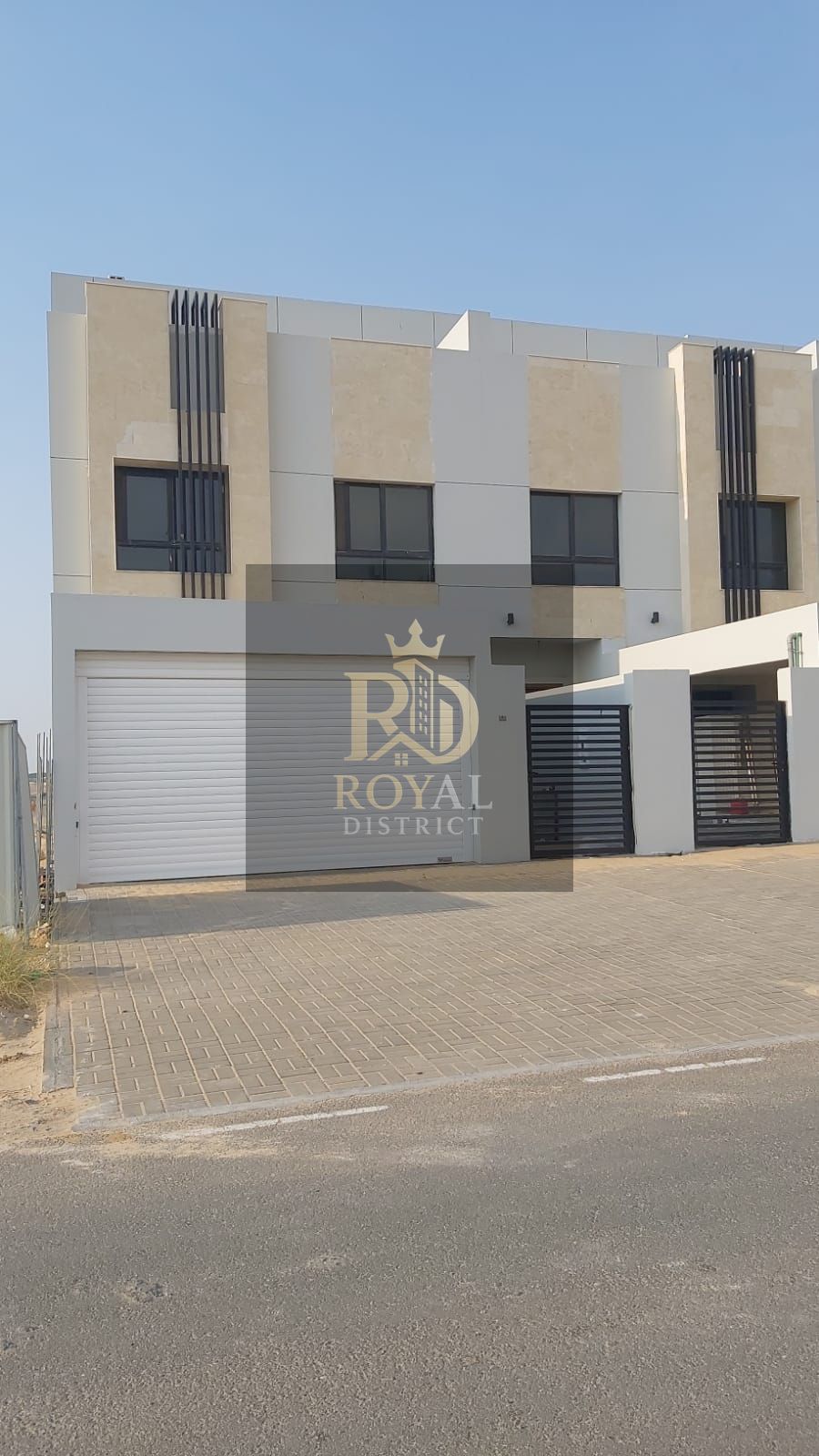 SUPER DISTRESSED DEAL | 4 BED ALL MASTER | CORNER TOWN HOUSE | PRIME LOCATION |
