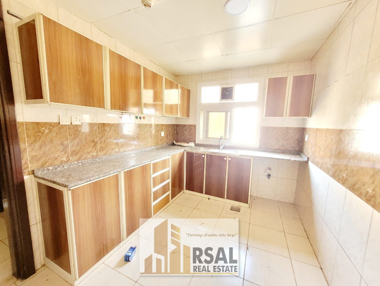 Lavish 2BHK With 2Bathroom With Balcony/Family Building/Near School Area