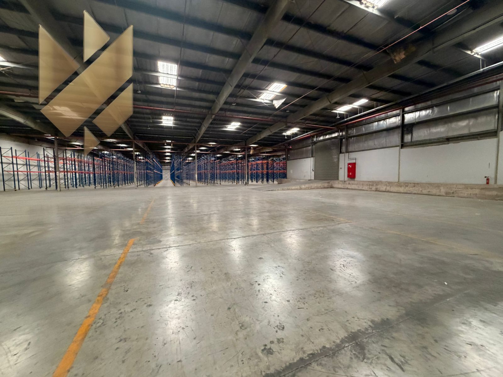 A huge warehouse in Industrial Area 11 – for companies and investment