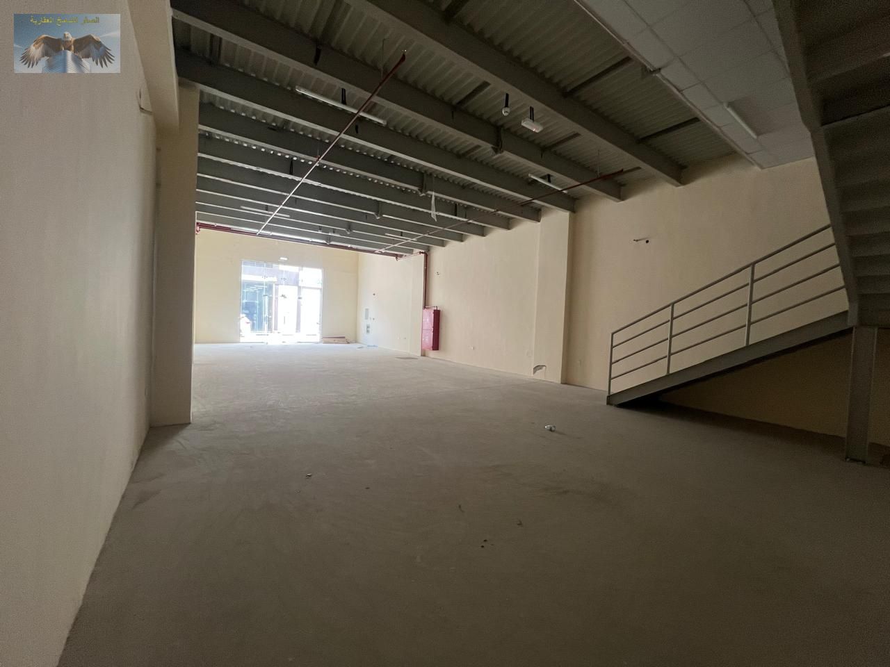Commercial mezzanine warehouse with practical design, suitable for various commercial and industrial activities.