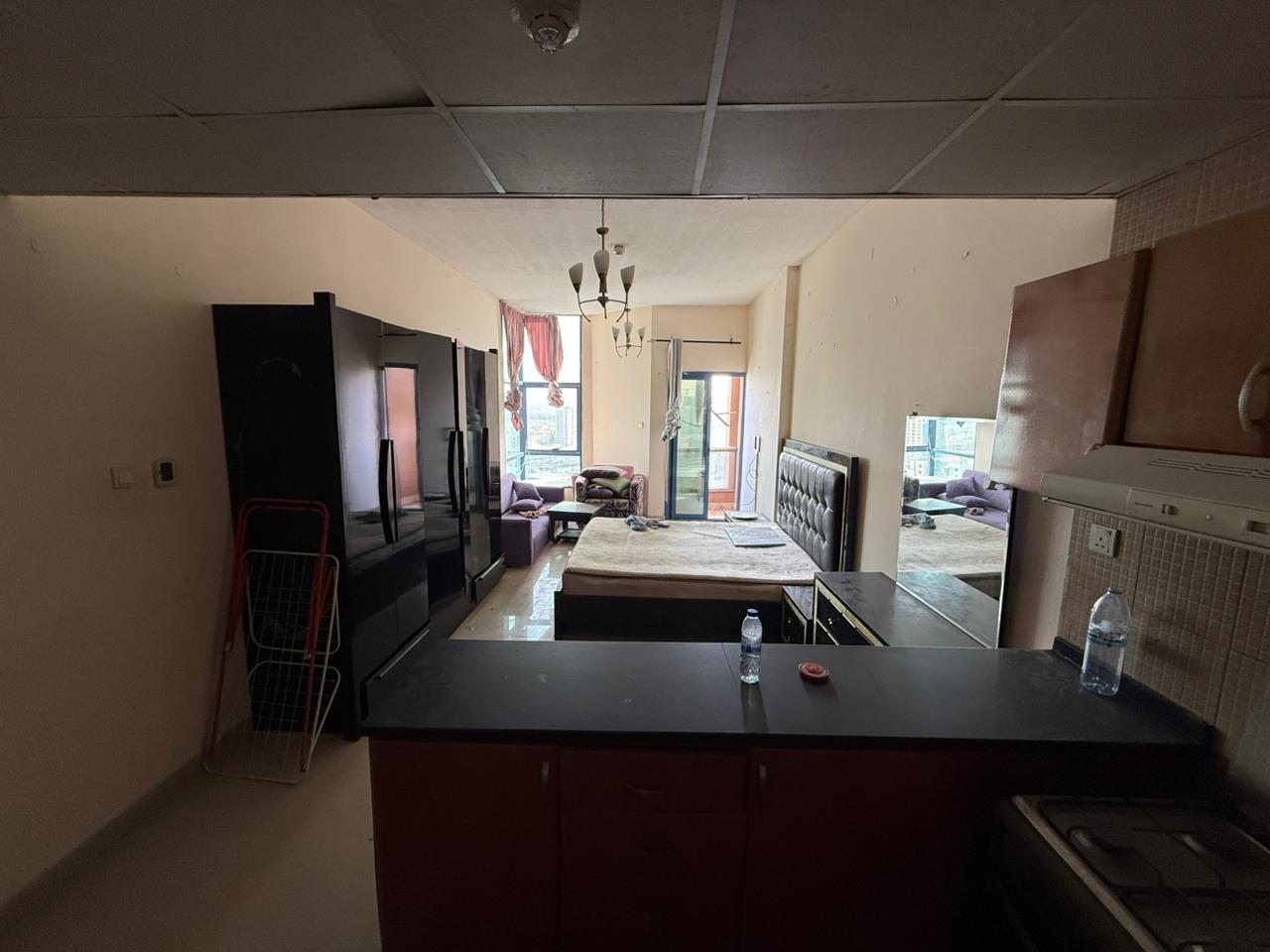 We now have an American-style kitchen studio apartment in a fantastic location, suitable for everyone, with free maintenance and an open view.