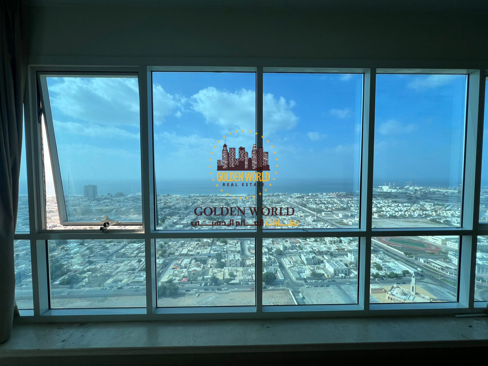 Extra large three-bedroom apartment with two living areas in Al Majaz 3, open sea view, free air conditioning, luxury family layout