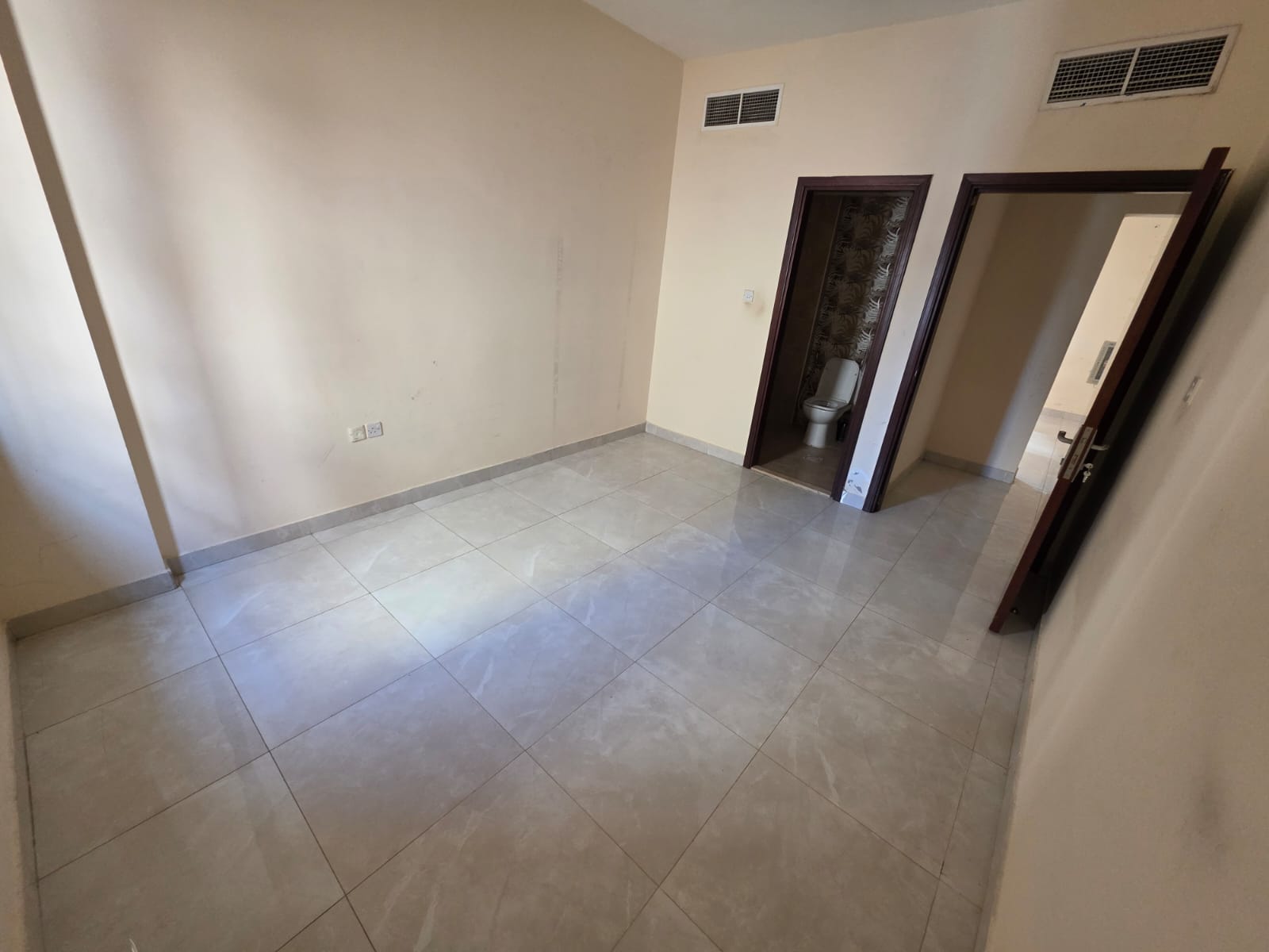 Excellent price, includes a master bedroom, maintenance included by the owner, excellent location, suitable for everyone, spacious.