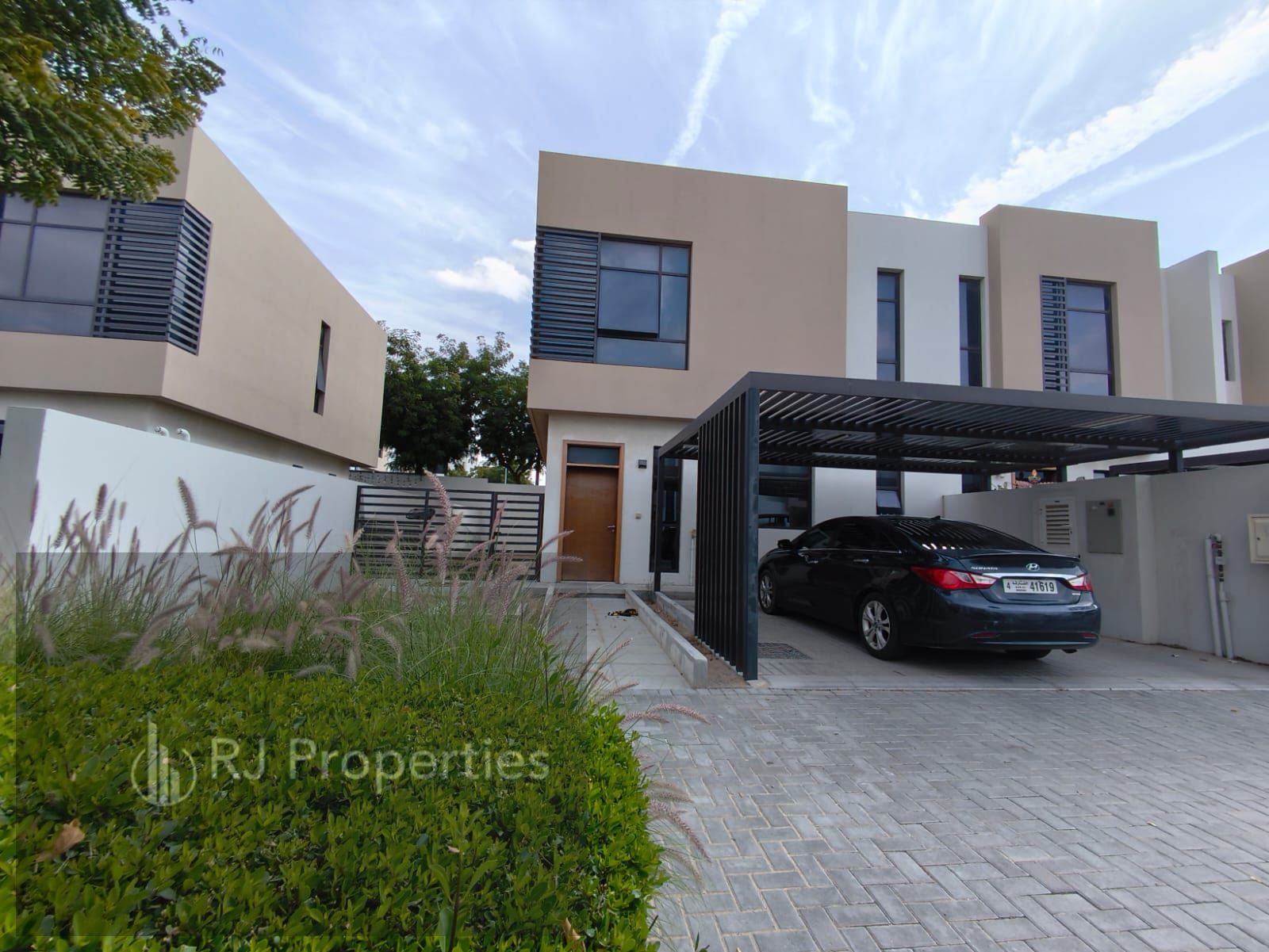 Hot OFFER LUXURY 3BEDROOM VILLA with Maid room Majlis waderobe MasterBed parking only jest 110k